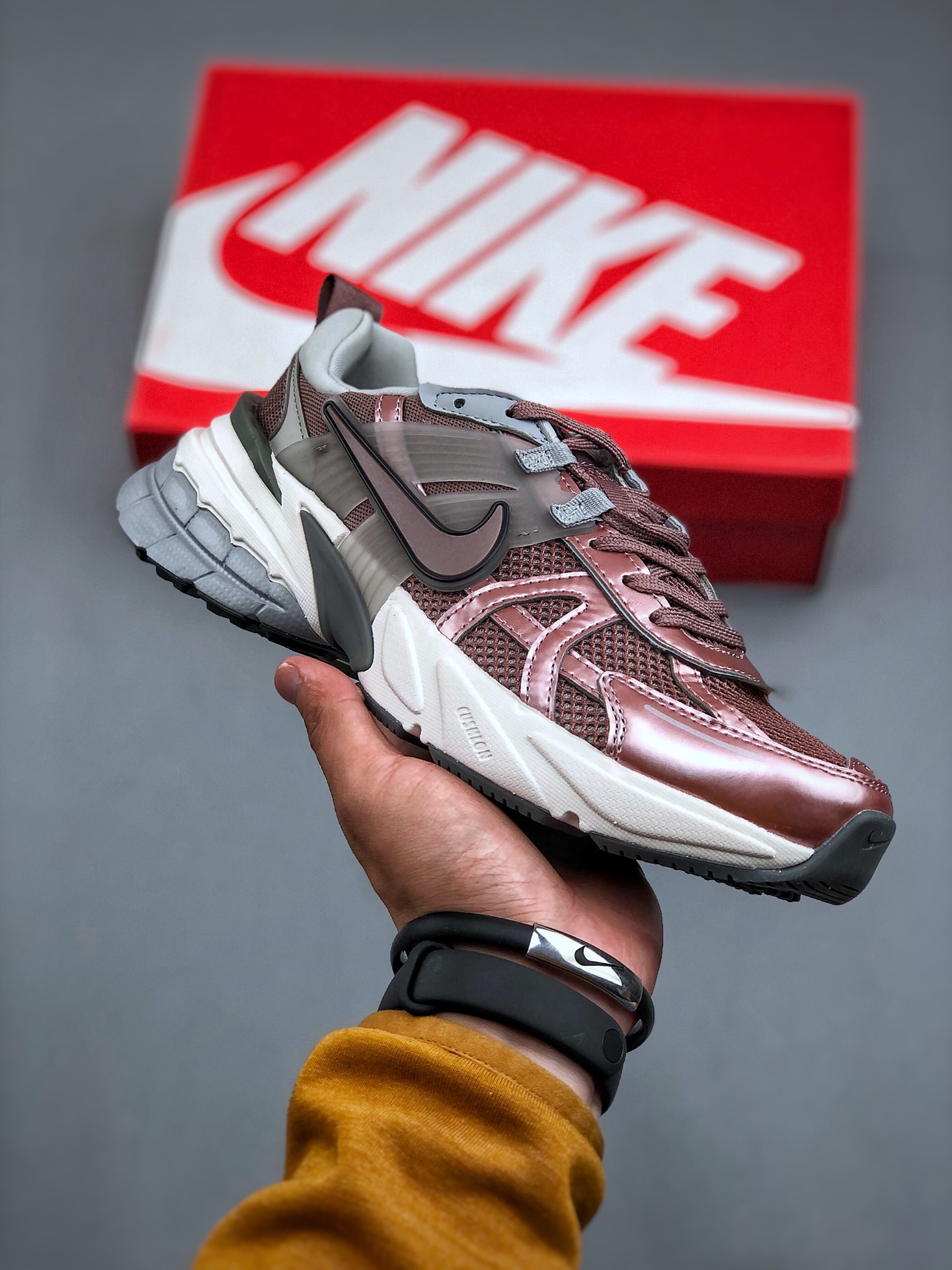 NIKE V2K Runtekk 减震防滑复古低帮跑步鞋 材质上使用大面积网眼 皮革 TPU 组成 支撑和透气性肯定不错 中底处由 Cushlon 泡绵打造 保证在压马路时可以提供优秀脚感 并通过一手做旧氧化效果突出复古感 中底造型很容易让大家联想到巴黎世家3XL 增高效果同样不能忽视 货号: FD0736-200 (半)