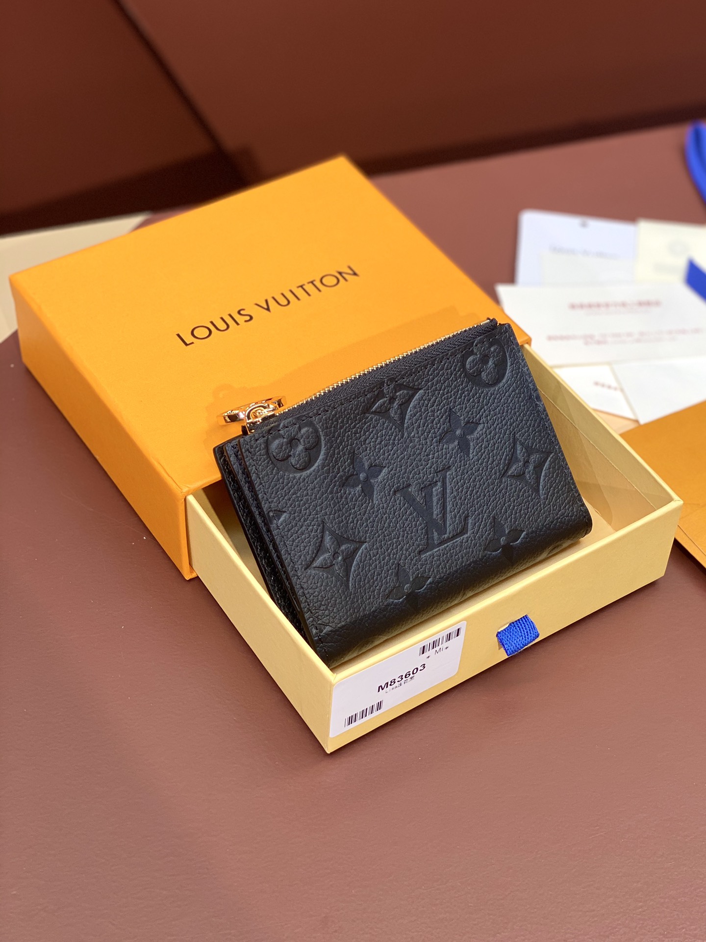 M83603压花黑色！采用头层牛皮制作！PortefeuilLisa紧凑型钱夹用Monogram帆布制作