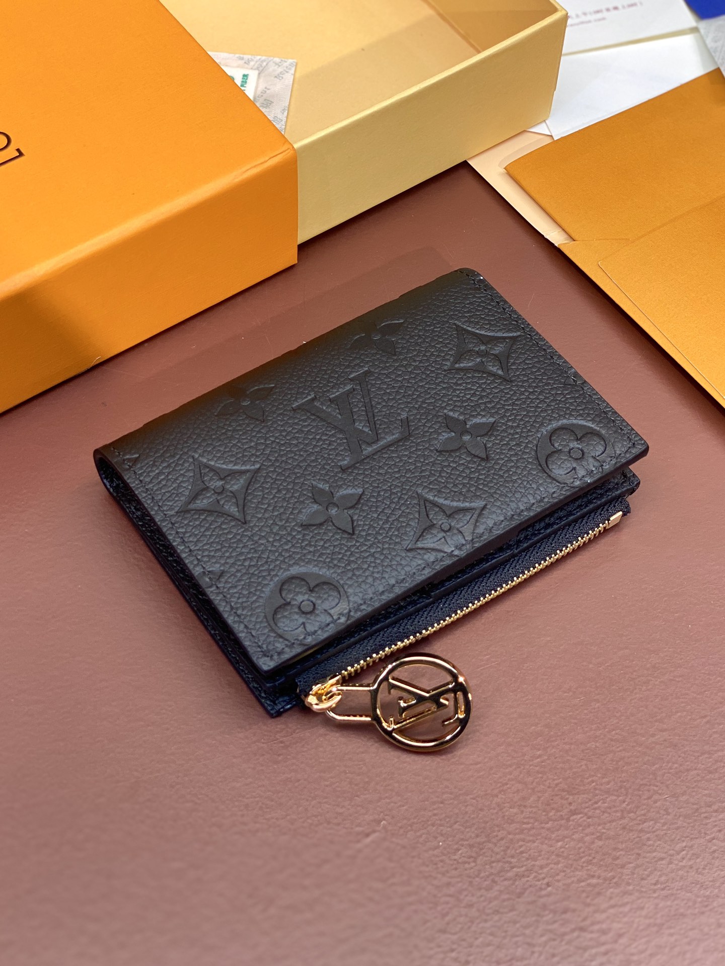 M83603压花黑色！采用头层牛皮制作！PortefeuilLisa紧凑型钱夹用Monogram帆布制作