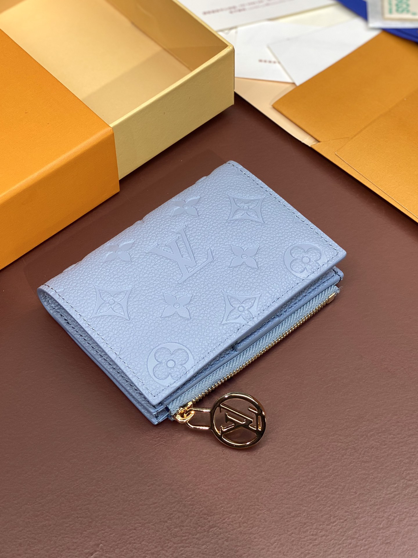 M83603雾霾蓝！采用头层牛皮制作！PortefeuilLisa紧凑型钱夹用Monogram帆布制作带
