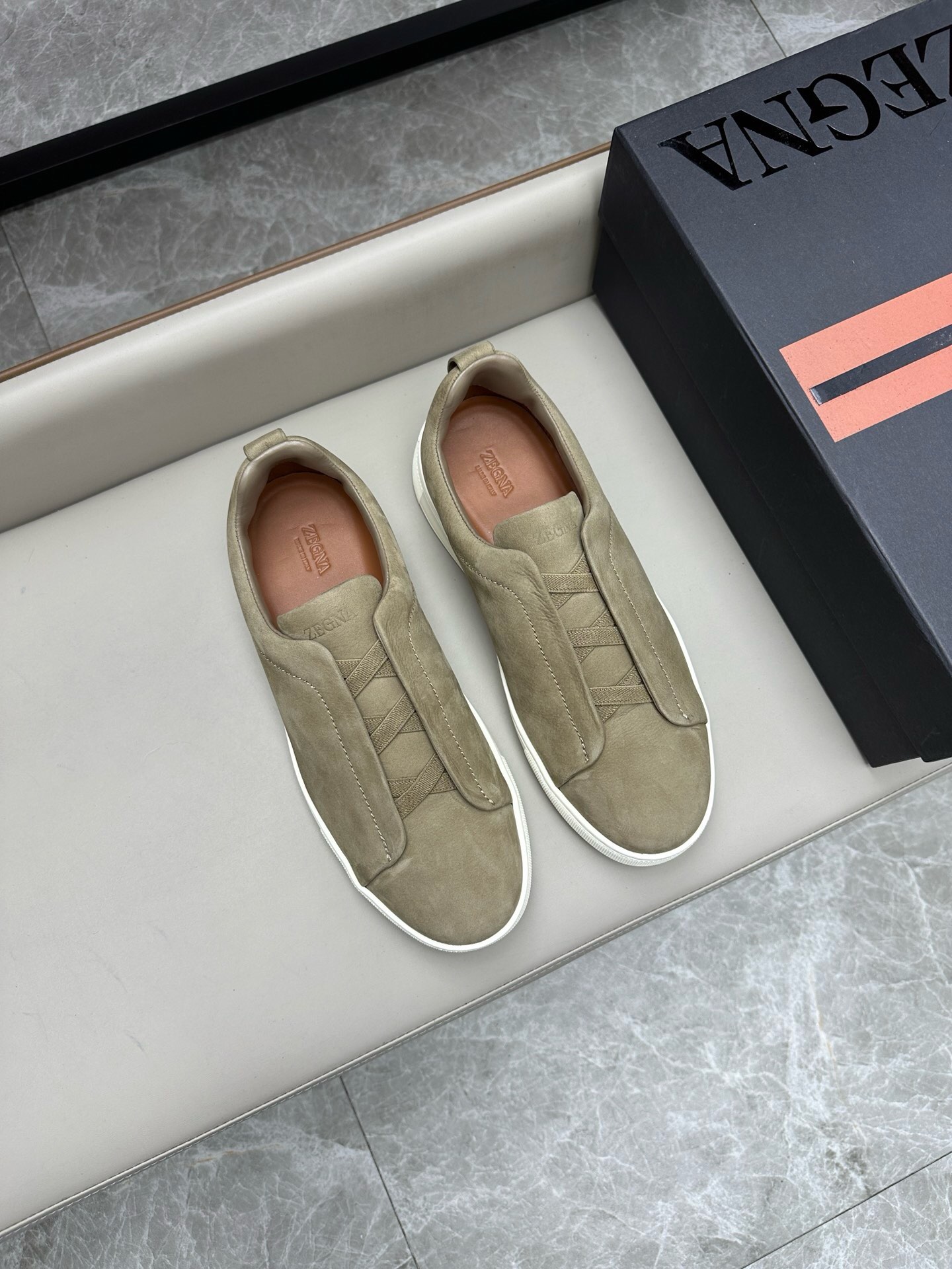 NO:218661,Brand Zegna color original color matching 39-44 customized 38.45. Price Material Zegna new model Men's casual upper uses imported original cowhide cowhide inner cowhide foot pad original single quality leather texture extremely strong comfortable and breathable   original Zegna open mold custom sole market highest quality, Zegna casual shoes, zegna, cowhide19860909品牌Zegna 颜色原版配色 码数39-44定做38.45. 价格 材质杰尼亚新款 男士 休闲鞋面采用进口原版牛皮牛皮内里 牛皮垫脚原单品质皮质感极强舒适透气 原版Zegna开模定制大底市场最高品质,杰尼亚 休闲鞋,zegna,cowhide,Men's shoes