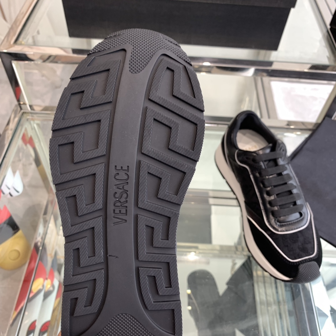Versace Van Sage Milano Sneakers: Luxury Couples’ Running Shoes with Unique Design - 图片 9