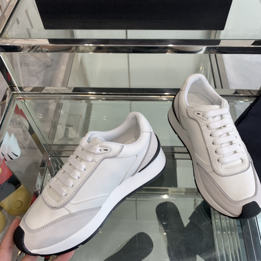 Versace Van Sage Milano Series: Luxury Couples’ Sneakers with Youthful Elements - 图片 3