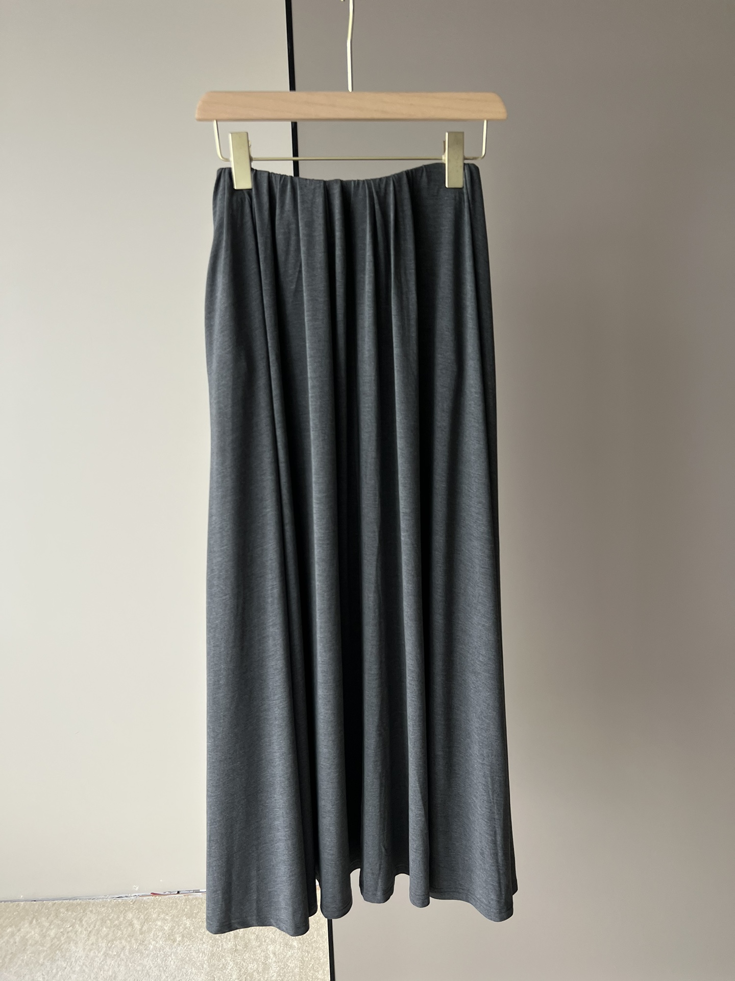 半裙是超大裙摆的用料，常规2.6米，它用了5.3米的用料