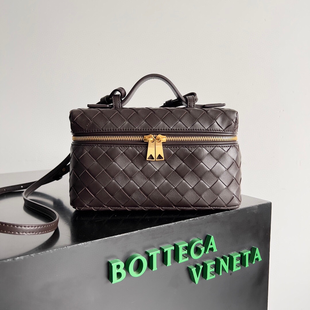 首发新品Bottega Veneta 春夏编织拉链斜挎包 一款可以做化妆包的斜挎包包，精致的编织，小巧的包身，是即将到来的夏天必不可少的穿搭点缀，双拉链也更好的保护了包包，容量大，喜欢的不要错过啦 尺寸：.cm JD