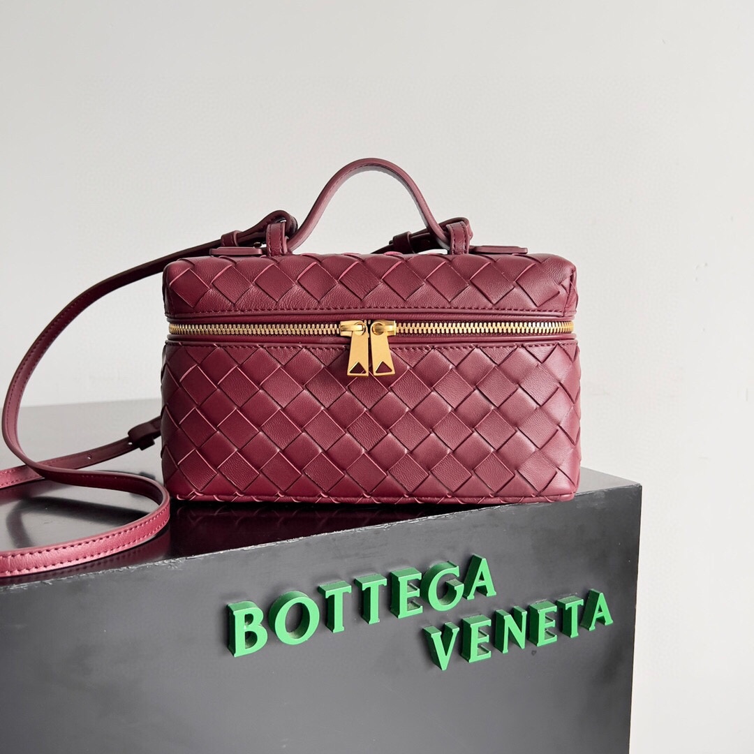 首发新品Bottega Veneta 春夏编织拉链斜挎包 一款可以做化妆包的斜挎包包，精致的编织，小巧的包身，是即将到来的夏天必不可少的穿搭点缀，双拉链也更好的保护了包包，容量大，喜欢的不要错过啦 尺寸：.cm JD