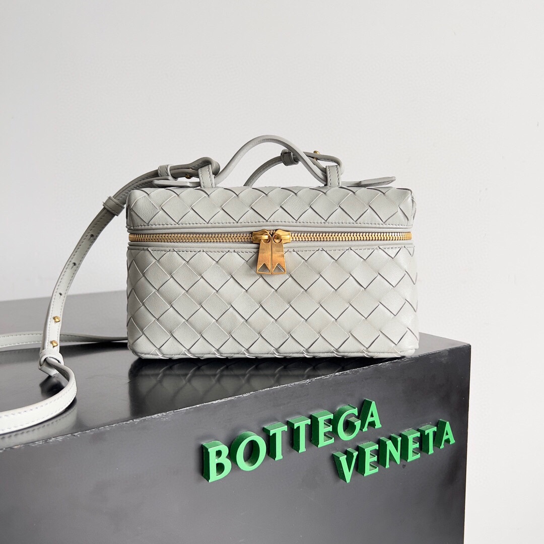 首发新品Bottega Veneta 春夏编织拉链斜挎包 一款可以做化妆包的斜挎包包，精致的编织，小巧的包身，是即将到来的夏天必不可少的穿搭点缀，双拉链也更好的保护了包包，容量大，喜欢的不要错过啦 尺寸：.cm JD