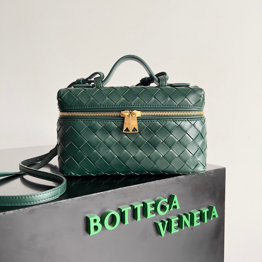 首发新品Bottega Veneta 春夏编织拉链斜挎包 一款可以做化妆包的斜挎包包，精致的编织，小巧的包身，是即将到来的夏天必不可少的穿搭点缀，双拉链也更好的保护了包包，容量大，喜欢的不要错过啦 尺寸：.cm JD