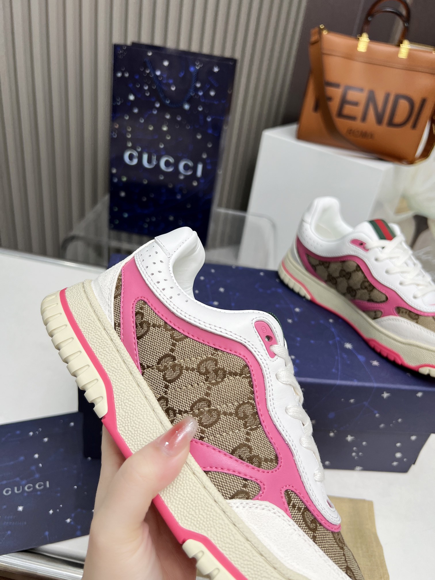 【G家】P:320💰 女款Size: 女35-40
🆕2024 GUCC 古奇 原单品质
最新爆款高低帮做旧情侣运动鞋系列出货
原版购入开发 做货,这款高低帮运动鞋采用篮球风格廓形设计,巧妙融入镂空拼片和做旧效果,尽显别样匠心。匠心融蕴互扣式双G造型配件和Gucci字样等品牌标识细节,低调致敬品牌设计传承。
配送专柜精美包装🛍📦
▪️ 面料:原版定制进口头层牛皮
▪️ 内里:进口头层牛里
▪️ 鞋底:原版开模TPU鞋底
▪️ 底厚: 3cm