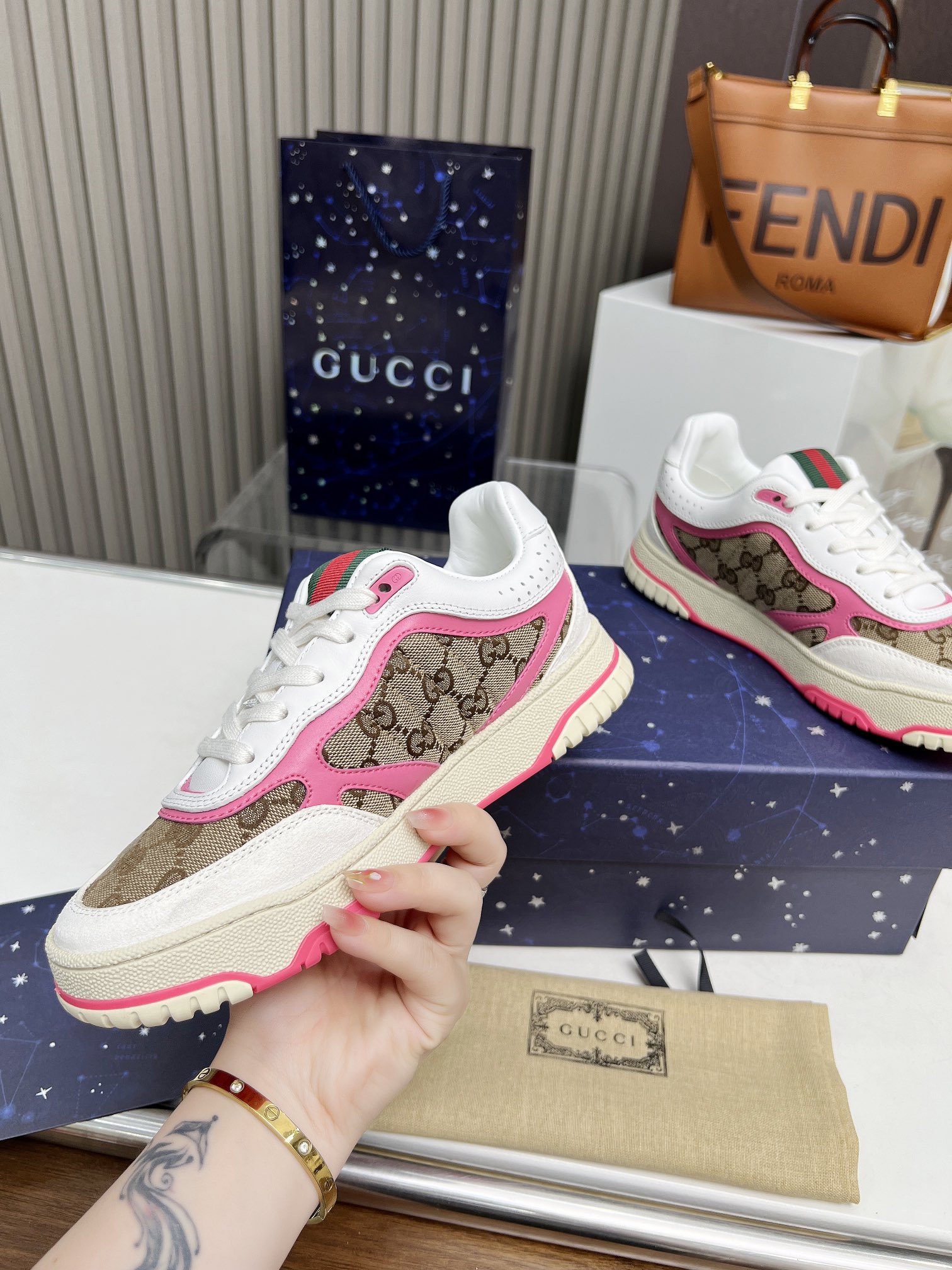 【G家】P:320💰 女款Size: 女35-40
🆕2024 GUCC 古奇 原单品质
最新爆款高低帮做旧情侣运动鞋系列出货
原版购入开发 做货,这款高低帮运动鞋采用篮球风格廓形设计,巧妙融入镂空拼片和做旧效果,尽显别样匠心。匠心融蕴互扣式双G造型配件和Gucci字样等品牌标识细节,低调致敬品牌设计传承。
配送专柜精美包装🛍📦
▪️ 面料:原版定制进口头层牛皮
▪️ 内里:进口头层牛里
▪️ 鞋底:原版开模TPU鞋底
▪️ 底厚: 3cm