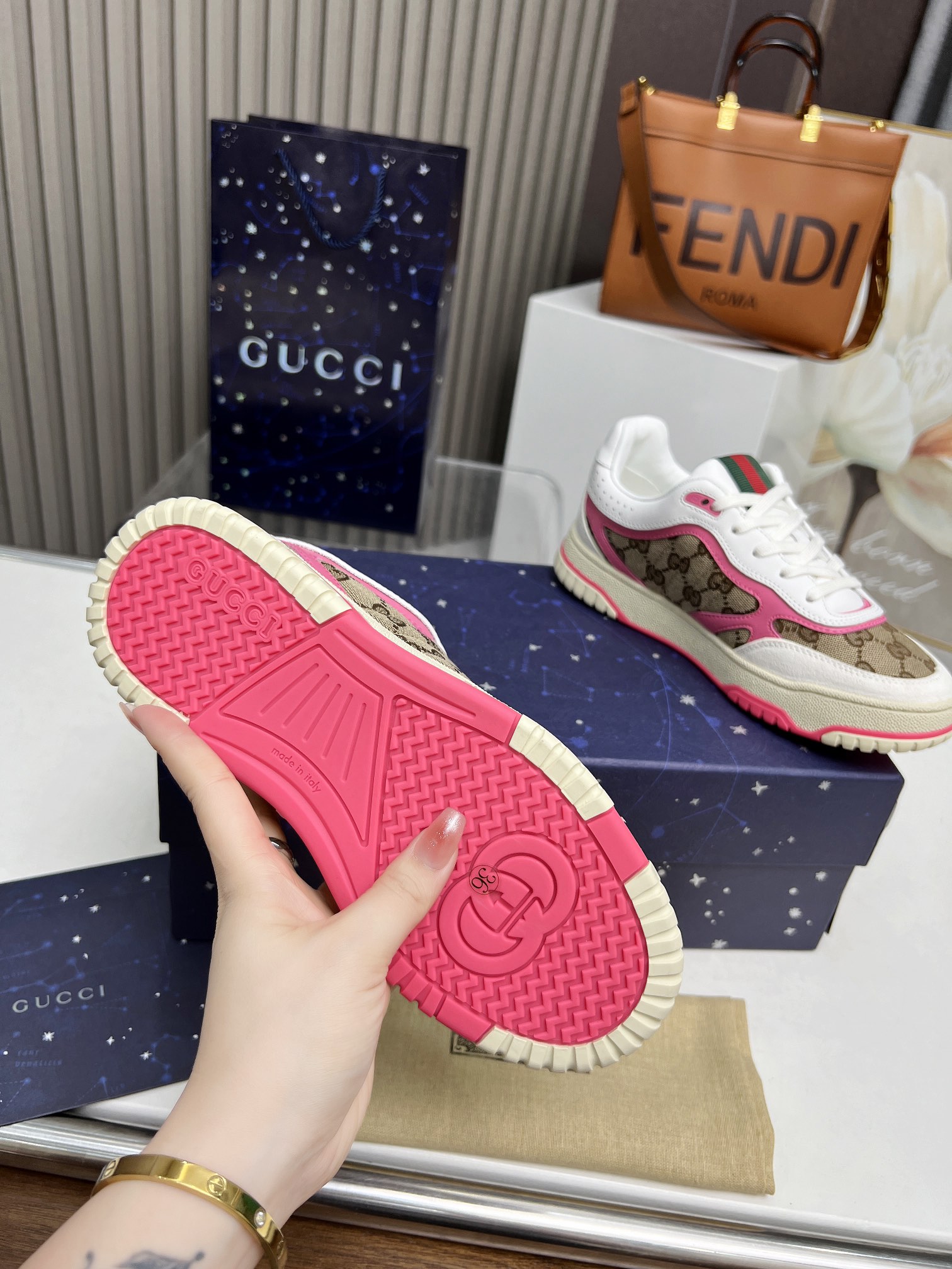 【G家】P:320💰 女款Size: 女35-40
🆕2024 GUCC 古奇 原单品质
最新爆款高低帮做旧情侣运动鞋系列出货
原版购入开发 做货,这款高低帮运动鞋采用篮球风格廓形设计,巧妙融入镂空拼片和做旧效果,尽显别样匠心。匠心融蕴互扣式双G造型配件和Gucci字样等品牌标识细节,低调致敬品牌设计传承。
配送专柜精美包装🛍📦
▪️ 面料:原版定制进口头层牛皮
▪️ 内里:进口头层牛里
▪️ 鞋底:原版开模TPU鞋底
▪️ 底厚: 3cm