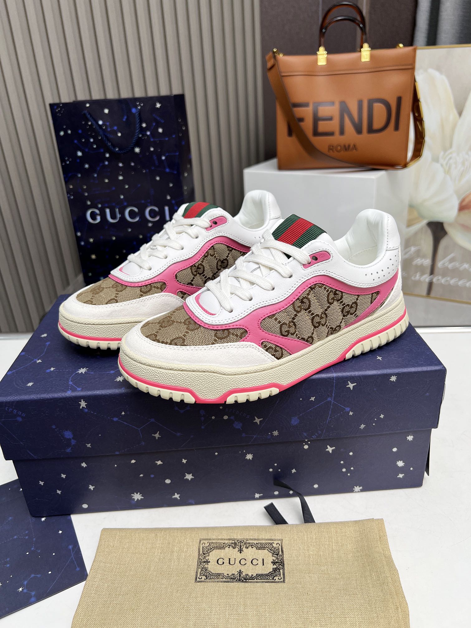 【G家】P:320💰 女款Size: 女35-40
🆕2024 GUCC 古奇 原单品质
最新爆款高低帮做旧情侣运动鞋系列出货
原版购入开发 做货,这款高低帮运动鞋采用篮球风格廓形设计,巧妙融入镂空拼片和做旧效果,尽显别样匠心。匠心融蕴互扣式双G造型配件和Gucci字样等品牌标识细节,低调致敬品牌设计传承。
配送专柜精美包装🛍📦
▪️ 面料:原版定制进口头层牛皮
▪️ 内里:进口头层牛里
▪️ 鞋底:原版开模TPU鞋底
▪️ 底厚: 3cm