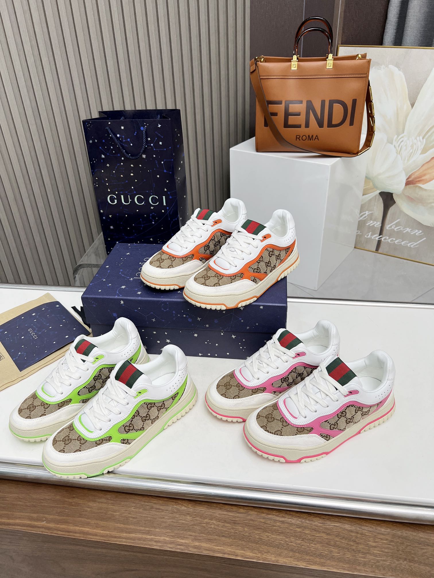 【G家】P:320💰 女款Size: 女35-40
🆕2024 GUCC 古奇 原单品质
最新爆款高低帮做旧情侣运动鞋系列出货
原版购入开发 做货,这款高低帮运动鞋采用篮球风格廓形设计,巧妙融入镂空拼片和做旧效果,尽显别样匠心。匠心融蕴互扣式双G造型配件和Gucci字样等品牌标识细节,低调致敬品牌设计传承。
配送专柜精美包装🛍📦
▪️ 面料:原版定制进口头层牛皮
▪️ 内里:进口头层牛里
▪️ 鞋底:原版开模TPU鞋底
▪️ 底厚: 3cm