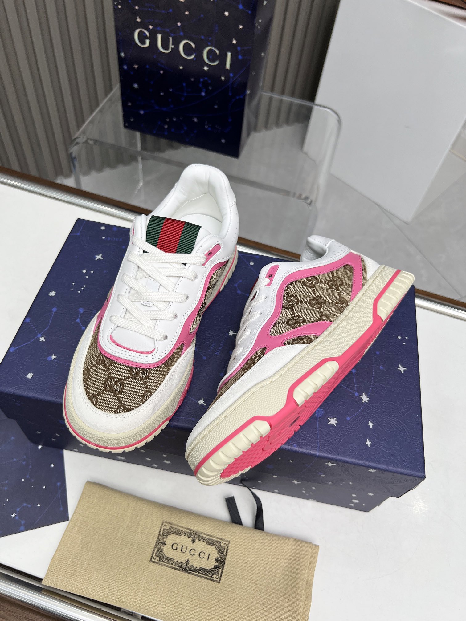 【G家】P:320💰 女款Size: 女35-40
🆕2024 GUCC 古奇 原单品质
最新爆款高低帮做旧情侣运动鞋系列出货
原版购入开发 做货,这款高低帮运动鞋采用篮球风格廓形设计,巧妙融入镂空拼片和做旧效果,尽显别样匠心。匠心融蕴互扣式双G造型配件和Gucci字样等品牌标识细节,低调致敬品牌设计传承。
配送专柜精美包装🛍📦
▪️ 面料:原版定制进口头层牛皮
▪️ 内里:进口头层牛里
▪️ 鞋底:原版开模TPU鞋底
▪️ 底厚: 3cm