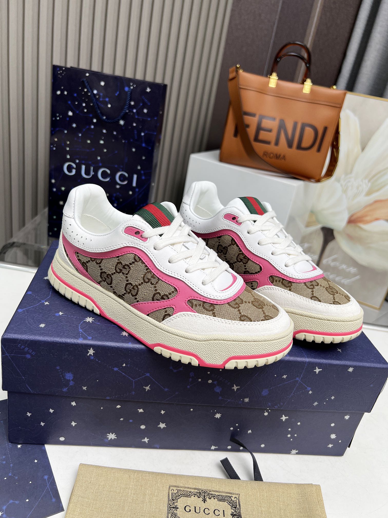 【G家】P:320💰 女款Size: 女35-40
🆕2024 GUCC 古奇 原单品质
最新爆款高低帮做旧情侣运动鞋系列出货
原版购入开发 做货,这款高低帮运动鞋采用篮球风格廓形设计,巧妙融入镂空拼片和做旧效果,尽显别样匠心。匠心融蕴互扣式双G造型配件和Gucci字样等品牌标识细节,低调致敬品牌设计传承。
配送专柜精美包装🛍📦
▪️ 面料:原版定制进口头层牛皮
▪️ 内里:进口头层牛里
▪️ 鞋底:原版开模TPU鞋底
▪️ 底厚: 3cm