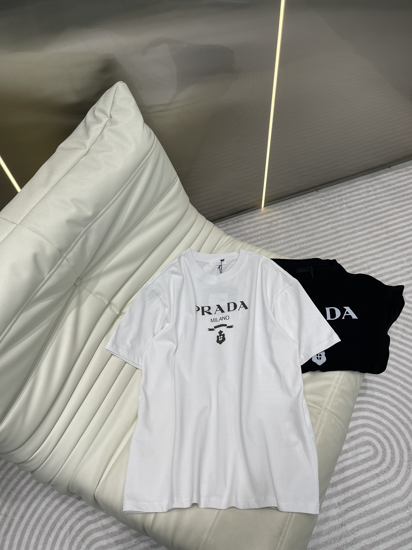 Prada Vêtements T-Shirt Noir Blanc Coton Collection printemps – été Fashion Manches courtes