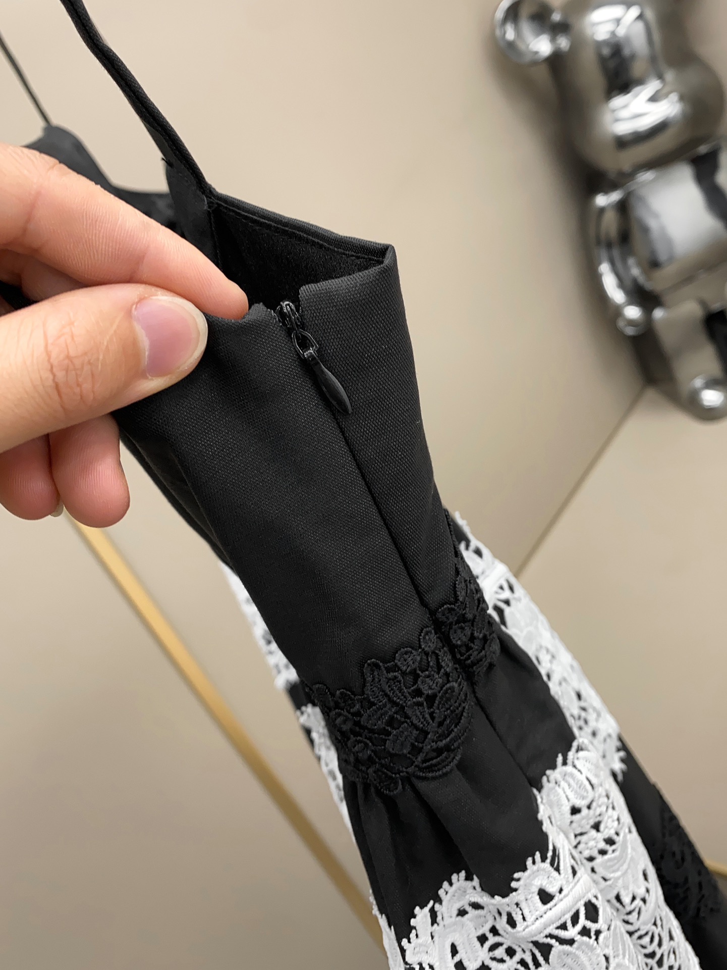 W0368P390 Dio*家 高级定制系列设计法式赫本黑白撞色蕾丝拼接花边吊带连衣裙  
立体大摆裙  立体胸围剪裁 收腰显瘦设计 气质复古上身秒名媛风  出席宴会 聚会B备时尚裙子
尺码: S M L
0368尺码数据: 
S码: 胸围36cm- 裙长80cm-
M码: 胸围38cm- 裙长81cm-
L码:  胸围40cm- 裙长82cm-