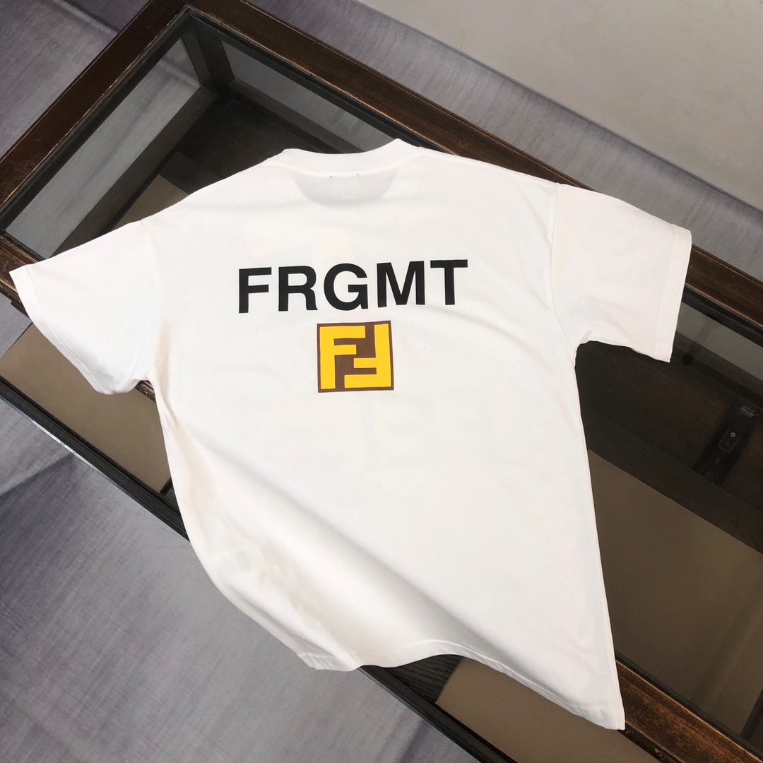 105💰  C✨ FENDI 芬迪  2024ss春夏新品情侣款圆领T恤🔥 奢华品牌前后字母LOGO标识标注👍🏼上身就能体会这款设计带来的年轻与时尚感！整体时尚而有潮流，面料采用客供顶级面料 ，柔软亲肤透气 ，又有很好的挺括 垂感 上身时尚潮流色系，夏季必备单品！
颜色：黑色 白色
尺码：XS-S-M-L（宽松版型 下单请报身高体重）