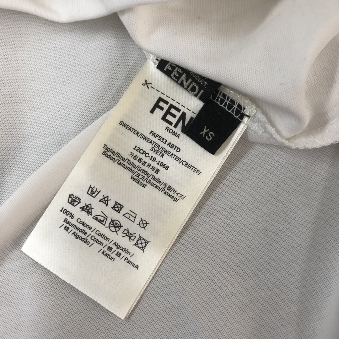 105💰  C✨ FENDI 芬迪  2024ss春夏新品情侣款圆领T恤🔥 奢华品牌前后字母LOGO标识标注👍🏼上身就能体会这款设计带来的年轻与时尚感！整体时尚而有潮流，面料采用客供顶级面料 ，柔软亲肤透气 ，又有很好的挺括 垂感 上身时尚潮流色系，夏季必备单品！
颜色：黑色 白色
尺码：XS-S-M-L（宽松版型 下单请报身高体重）