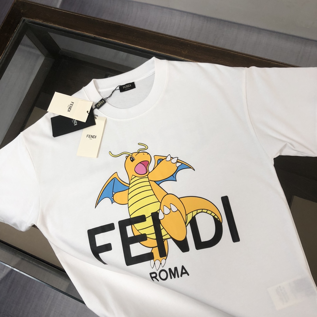 105💰  C✨ FENDI 芬迪  2024ss春夏新品情侣款圆领T恤🔥 奢华品牌前后字母LOGO标识标注👍🏼上身就能体会这款设计带来的年轻与时尚感！整体时尚而有潮流，面料采用客供顶级面料 ，柔软亲肤透气 ，又有很好的挺括 垂感 上身时尚潮流色系，夏季必备单品！
颜色：黑色 白色
尺码：XS-S-M-L（宽松版型 下单请报身高体重）