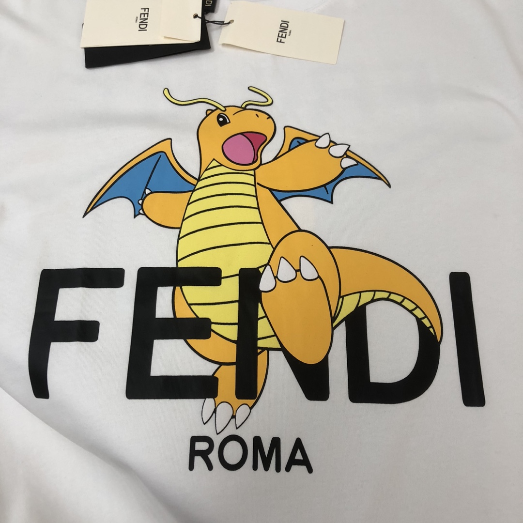 105💰  C✨ FENDI 芬迪  2024ss春夏新品情侣款圆领T恤🔥 奢华品牌前后字母LOGO标识标注👍🏼上身就能体会这款设计带来的年轻与时尚感！整体时尚而有潮流，面料采用客供顶级面料 ，柔软亲肤透气 ，又有很好的挺括 垂感 上身时尚潮流色系，夏季必备单品！
颜色：黑色 白色
尺码：XS-S-M-L（宽松版型 下单请报身高体重）