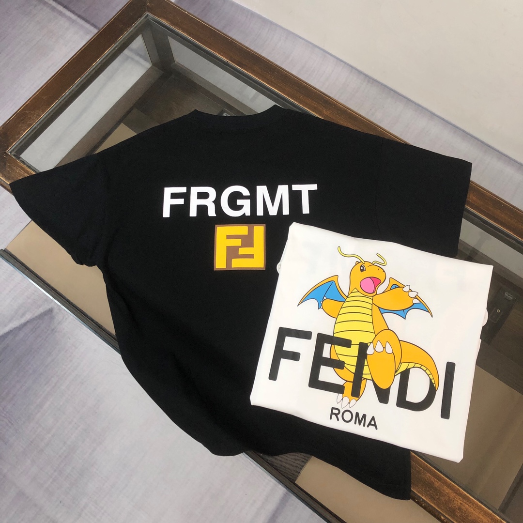105💰  C✨ FENDI 芬迪  2024ss春夏新品情侣款圆领T恤🔥 奢华品牌前后字母LOGO标识标注👍🏼上身就能体会这款设计带来的年轻与时尚感！整体时尚而有潮流，面料采用客供顶级面料 ，柔软亲肤透气 ，又有很好的挺括 垂感 上身时尚潮流色系，夏季必备单品！
颜色：黑色 白色
尺码：XS-S-M-L（宽松版型 下单请报身高体重）