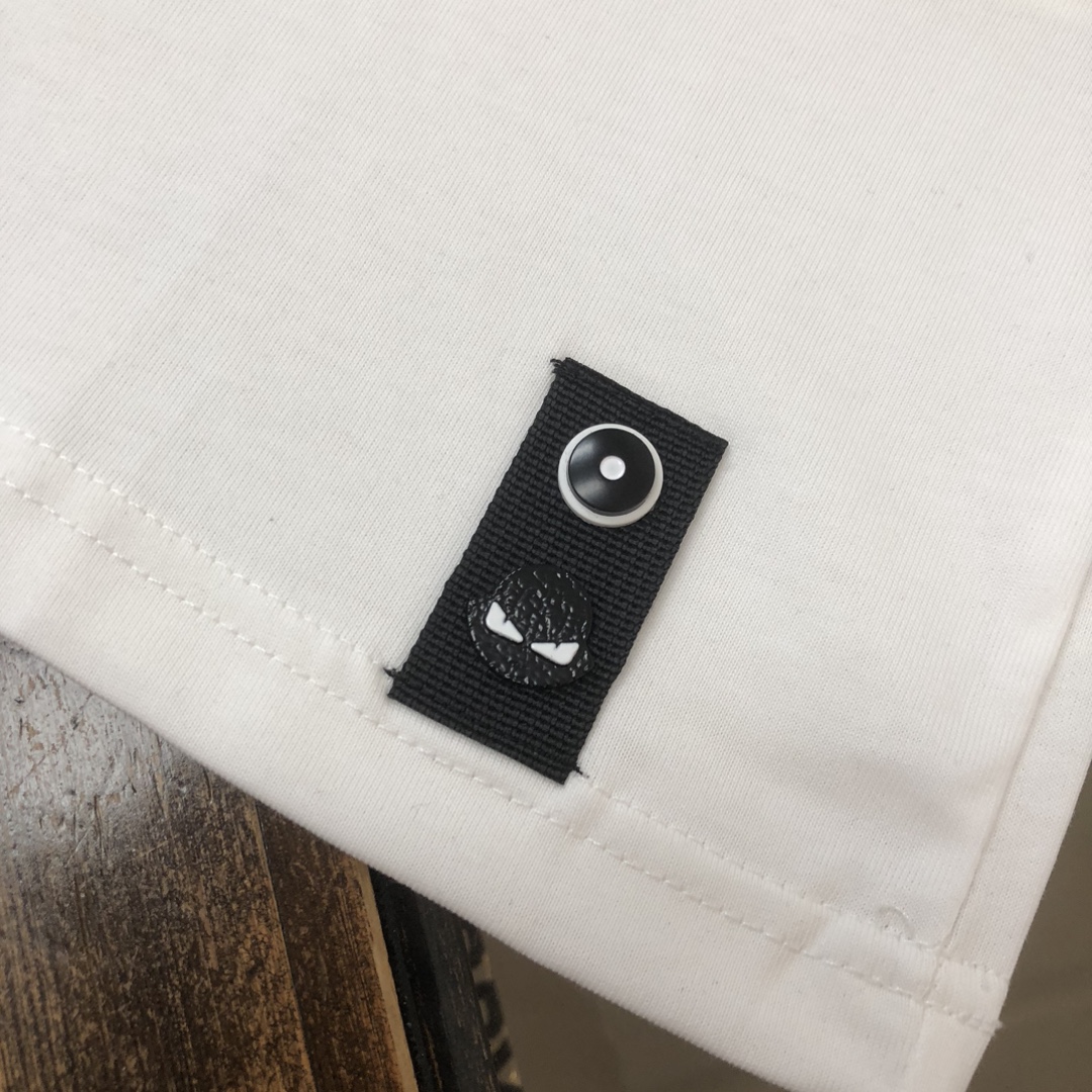 105💰  C✨ FENDI 芬迪  2024ss春夏新品情侣款圆领T恤🔥 奢华品牌前后字母LOGO标识标注👍🏼上身就能体会这款设计带来的年轻与时尚感！整体时尚而有潮流，面料采用客供顶级面料 ，柔软亲肤透气 ，又有很好的挺括 垂感 上身时尚潮流色系，夏季必备单品！
颜色：黑色 白色
尺码：XS-S-M-L（宽松版型 下单请报身高体重）