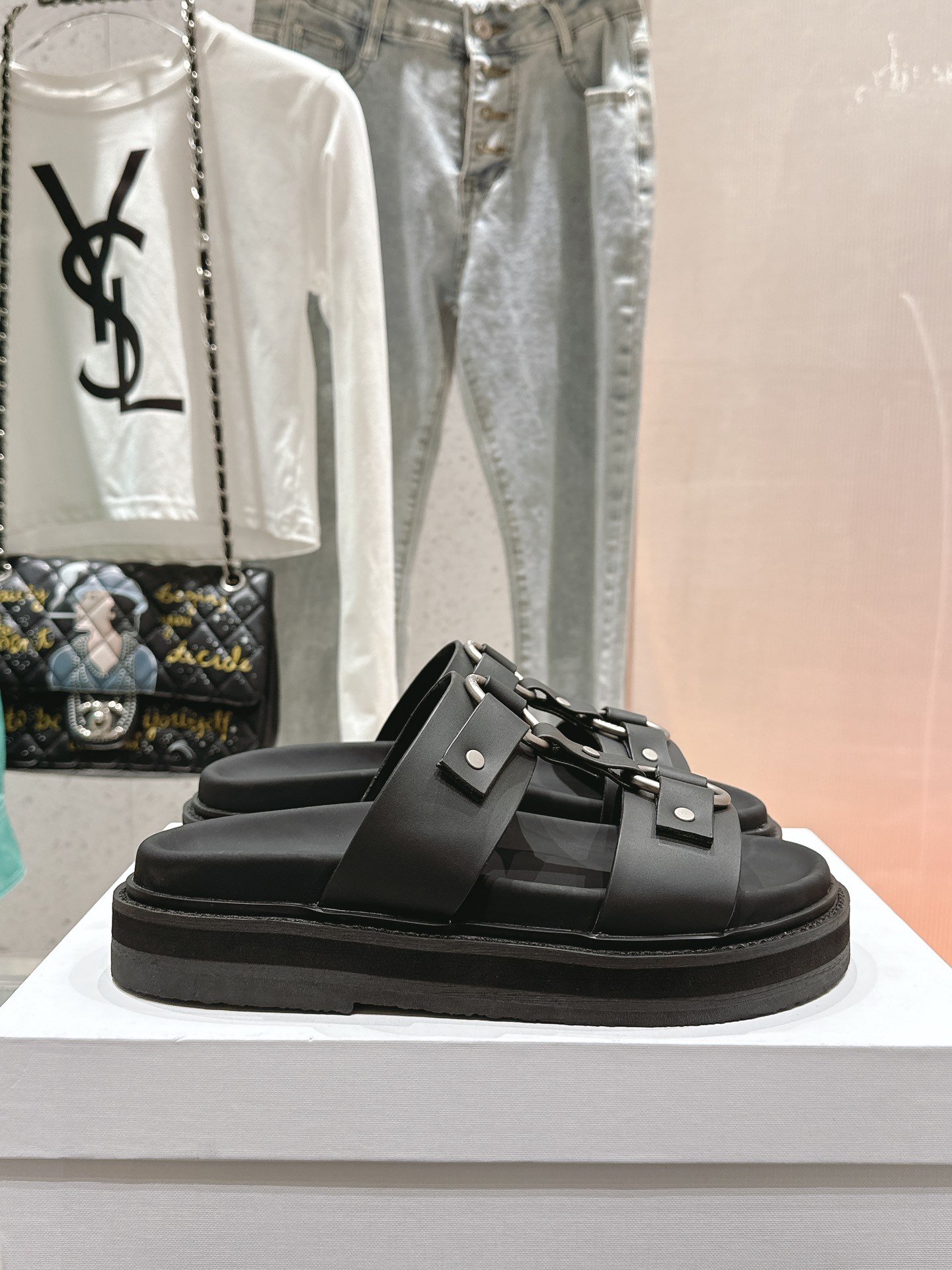 NO:437706,｜Celin's new product Arc de Triomphe lazy slippers Top quality Running model Determine our quality and workmanship Don't compare prices with bargains Go material Fabric imported top layer cowhide All inside is cowhide Original beef tendon outsole + genuine leather edge strip Original mold opening hardware buckle Size: 35-39 [4041 customization], slippers, celine, slippers, cowhide19860909｜赛琳新品 凯旋门懒人拖鞋 顶级品质 跑量款 认准咱家品质与做工 不要拿便宜货对比价格 Go 材质 面料进口头层牛皮 内里均为牛皮 原版牛筋大底+真皮沿条 原版开模五金扣 码数:35-39 [4041定制],拖鞋,celine,slippers,cowhide,Women's Shoes