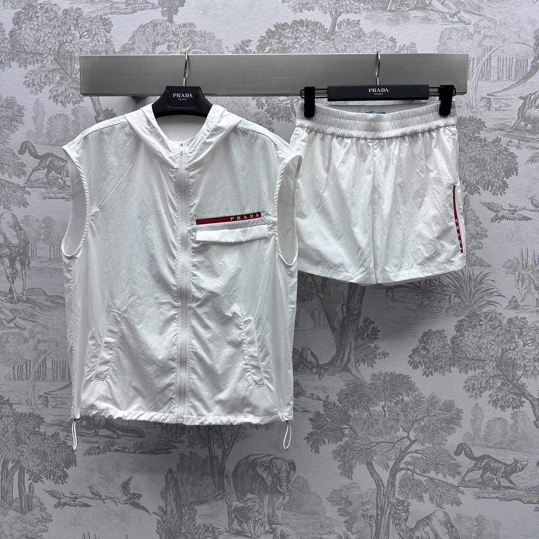 NO:696467,Prad* new arrivals hooded vest sun protection suit customized with YB imported sun protection material. Thin and comfortable texture. Hooded zipper vest. Loose cut, slim and fashionable. Paired with elastic waist shorts. Very tolerant. Red offset lettering decoration. Simple and advanced upper body. Cool lady. Suit design. Effortless to wear. Summer comfort and sun protection at the same time. High version 2 colors, prada, shorts, hats,19860909Prad*新品上架连帽马甲防晒套装定制YB进口防晒材质 质感轻薄舒适 连帽拉链马甲 宽松剪裁显瘦时髦 搭配弹力腰头短裤 包容性极其好 红色胶印字母装饰 简约高级 上身酷飒小姐姐 套装设计 不费力穿搭 夏日舒适防晒同时兼顾   高版本2色,,prada,shorts,hats,,Women's clothing