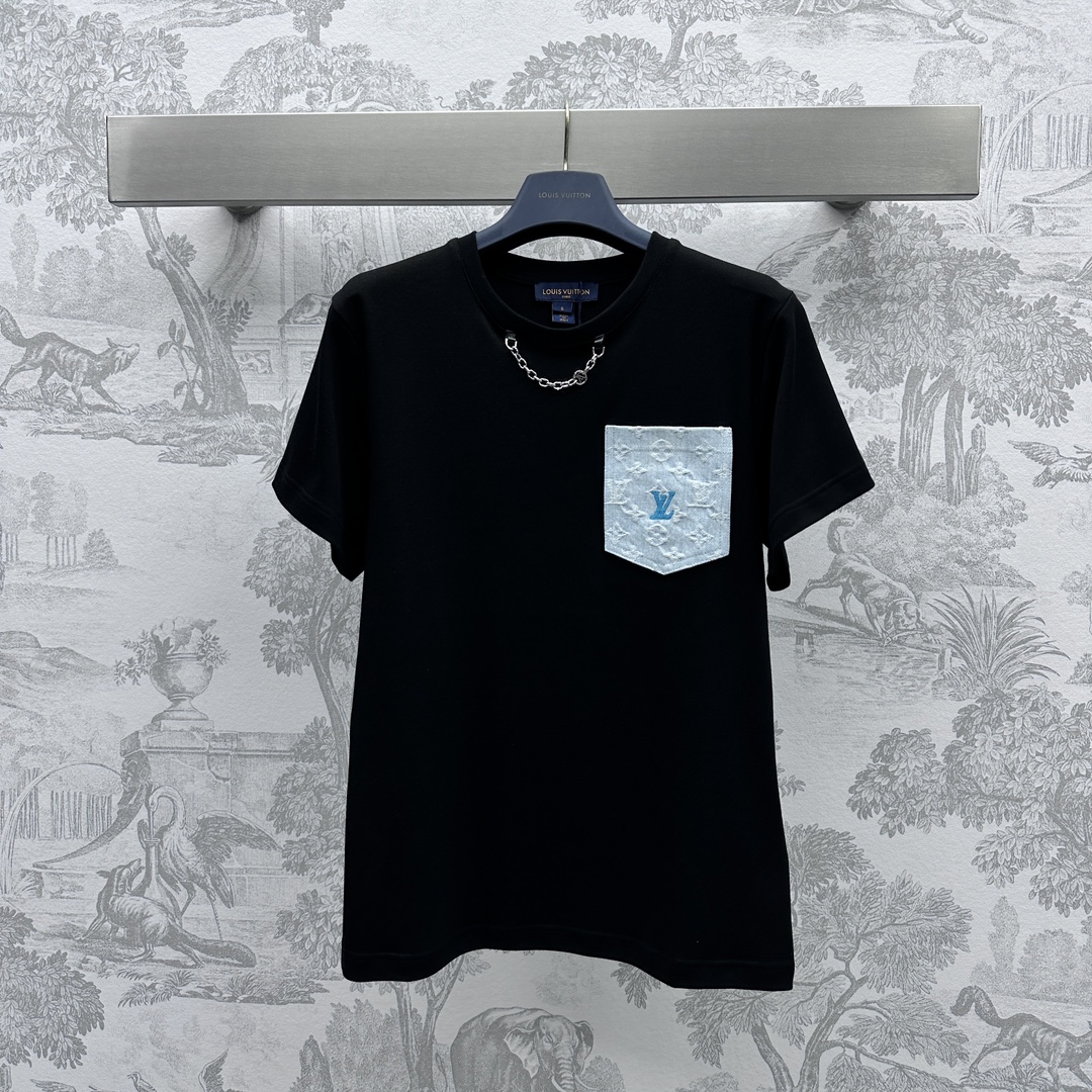 NO:696464,Louis Vuitto* new products launched Chain jacquard pockets customized YB imported twill cotton material Mercerized finish Glossy and comfortable Decorated with jacquard denim pockets Chain dot processing Upper body retro and fashionable Fabric and accessories development Loose-fit tailoring Universal wear for both men and women Versatile summer essentials Series development Matching according to needs High version, louis vuitton,19860909Louis Vuitto*新品上架链条提花口袋定制YB进口斜纹棉材质 丝光处理 光泽舒适 饰以提花牛仔口袋装饰 链条点晴处理 上身复古时髦 面辅料开发 宽松版型剪裁 男女通穿 百搭不出错 夏天百搭必备款 系列开发 根据需求搭配  高版本,,louis vuitton,,Women's clothing