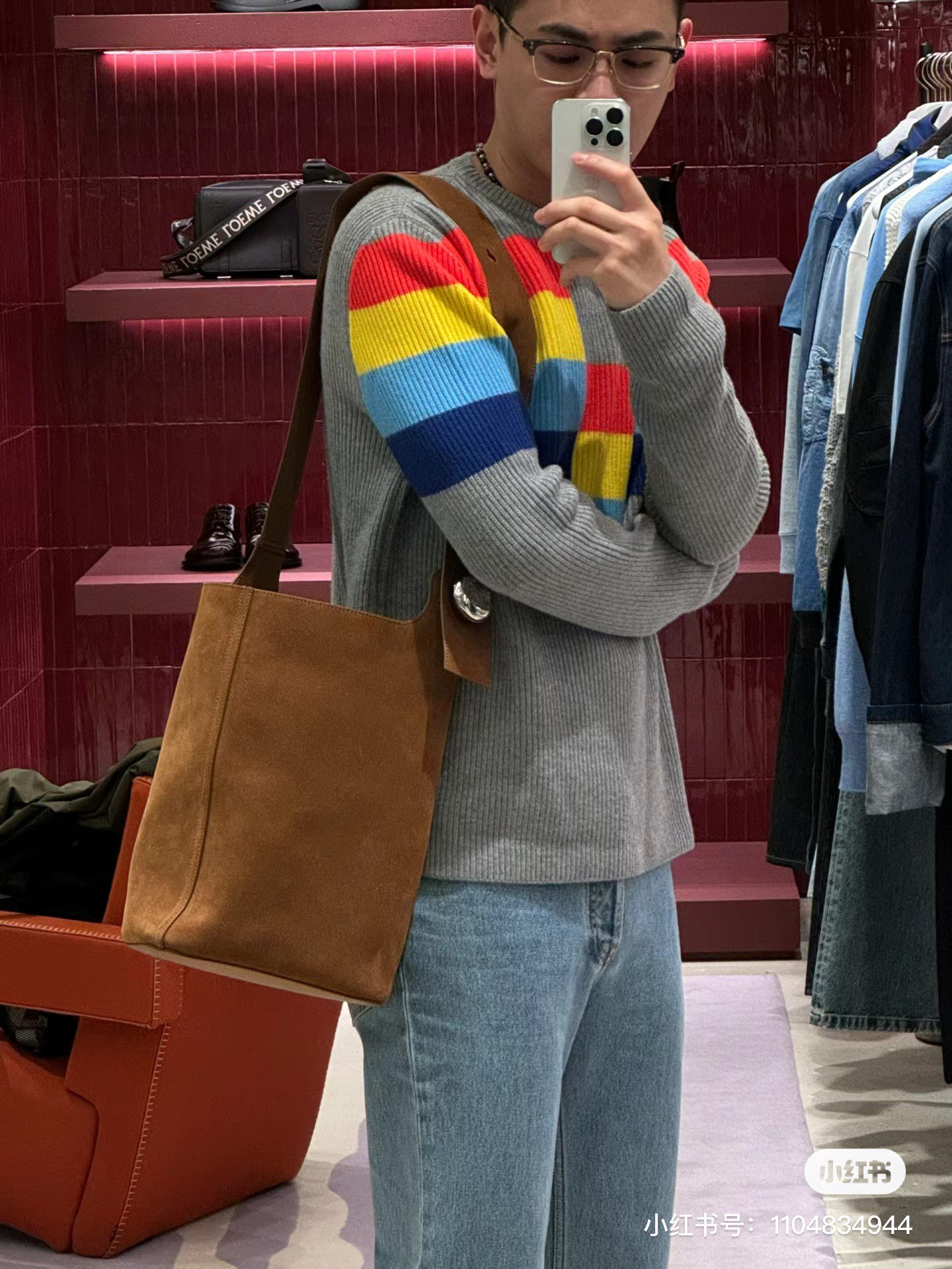 NO:341126,Superior Model Large Suede Cowhide Pebble Bucket Color: Tobacco Pebble Ingeniously blends pure simple lines with eye-catching design styles to create a unique and innovative handbag design. The iconic Anagram engraving hardware combines decorative and practical functions, adjusts the length of the strap and is suitable for a variety of carrying methods, and the unique twisted structure complements the delicate details. This large version is made of suede Cowhide and has smooth nappa leather inside. Shoulder or crossbody Adjustable shoulder strap Magnetic buckle closure Interior cowhide Pocket Anagram engraving pebble folding -28-33, Superior Loewe, loewe, cowhide19860909特级 型號  大号绒面牛皮革 Pebble 水桶包 颜色: 烟草色 Pebble 将纯粹的简约线条与瞩目设计风格巧妙融合,造就别具一格的创新的手袋设计.标志性的 Anagram 雕刻五金件兼具装饰和实用功能,可调节肩带长度并适合多种携带方式,独特的扭曲结构与微妙的细节相得益彰.此大号版本采用绒面牛皮革制成,内部为光滑纳帕皮革. 可肩背或斜挎 可调节肩带 磁扣开合 内部牛皮革口袋 Anagram 雕刻卵石纹 收起 -28-33,特级罗意威,loewe,cowhide,Bag