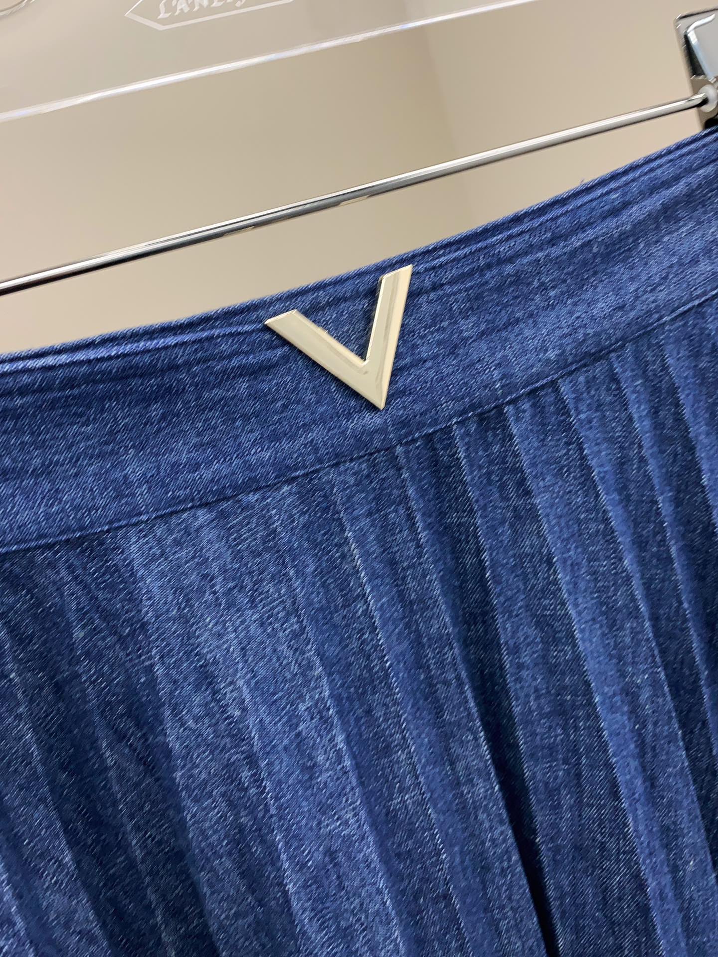 W0367P345 腰前V型金属标蓝色牛仔百褶长裙

W0367尺码数据: 
S码: 腰围33cm- 裙长82cm-
M码: 腰围35cm- 裙长83cm-
L码:  腰围37cm- 裙长84cm-