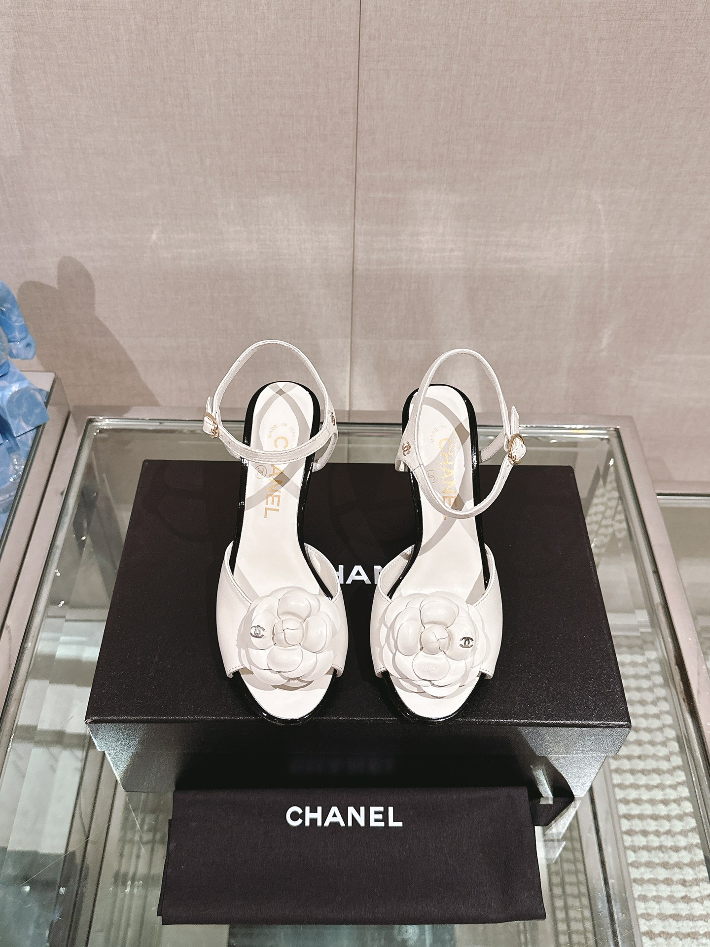 Cherchez-vous
 Chanel Chaussures Escarpins À Talons Hauts Sandales Couleur rose Genuine Leather Peau de mouton Collection printemps – été