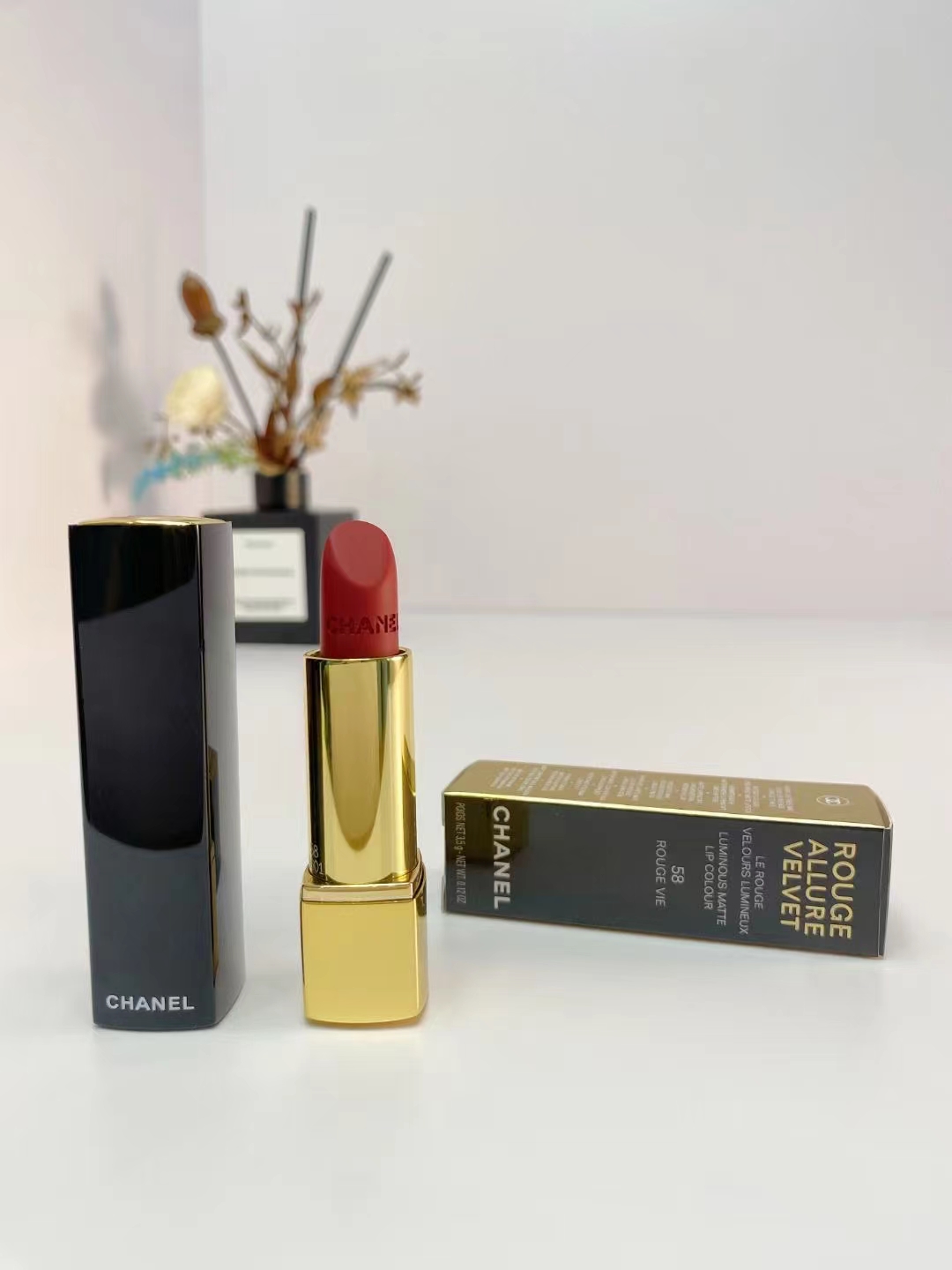 62。香奈儿按压口红3.5g
🔜 一比一质量❗️1⃣6️⃣色：51#，54#，56#，57#，58#，61#，62#，63#，69#，77#，78#，176#，196#，209#，211#，212#。
【私模出货】香奈儿按压口红3.5g
色号：51+54+56+57+58+61+62+63+69+77+78+176+196+209+211+212