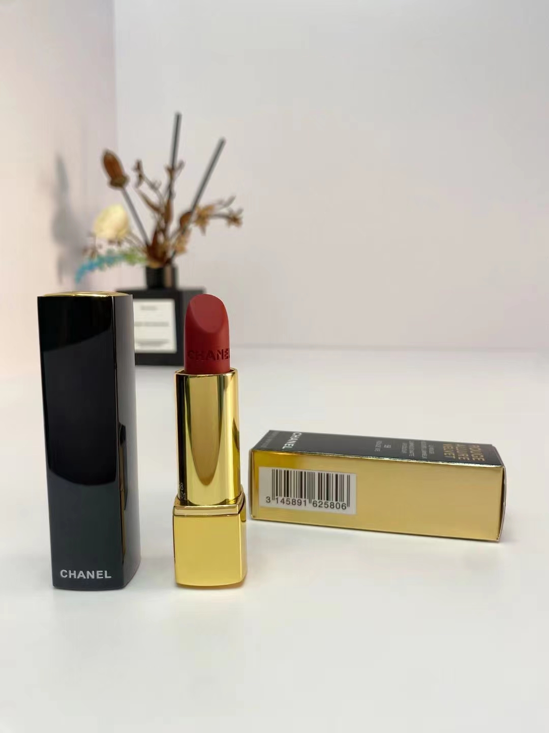 62。香奈儿按压口红3.5g
🔜 一比一质量❗️1⃣6️⃣色：51#，54#，56#，57#，58#，61#，62#，63#，69#，77#，78#，176#，196#，209#，211#，212#。
【私模出货】香奈儿按压口红3.5g
色号：51+54+56+57+58+61+62+63+69+77+78+176+196+209+211+212