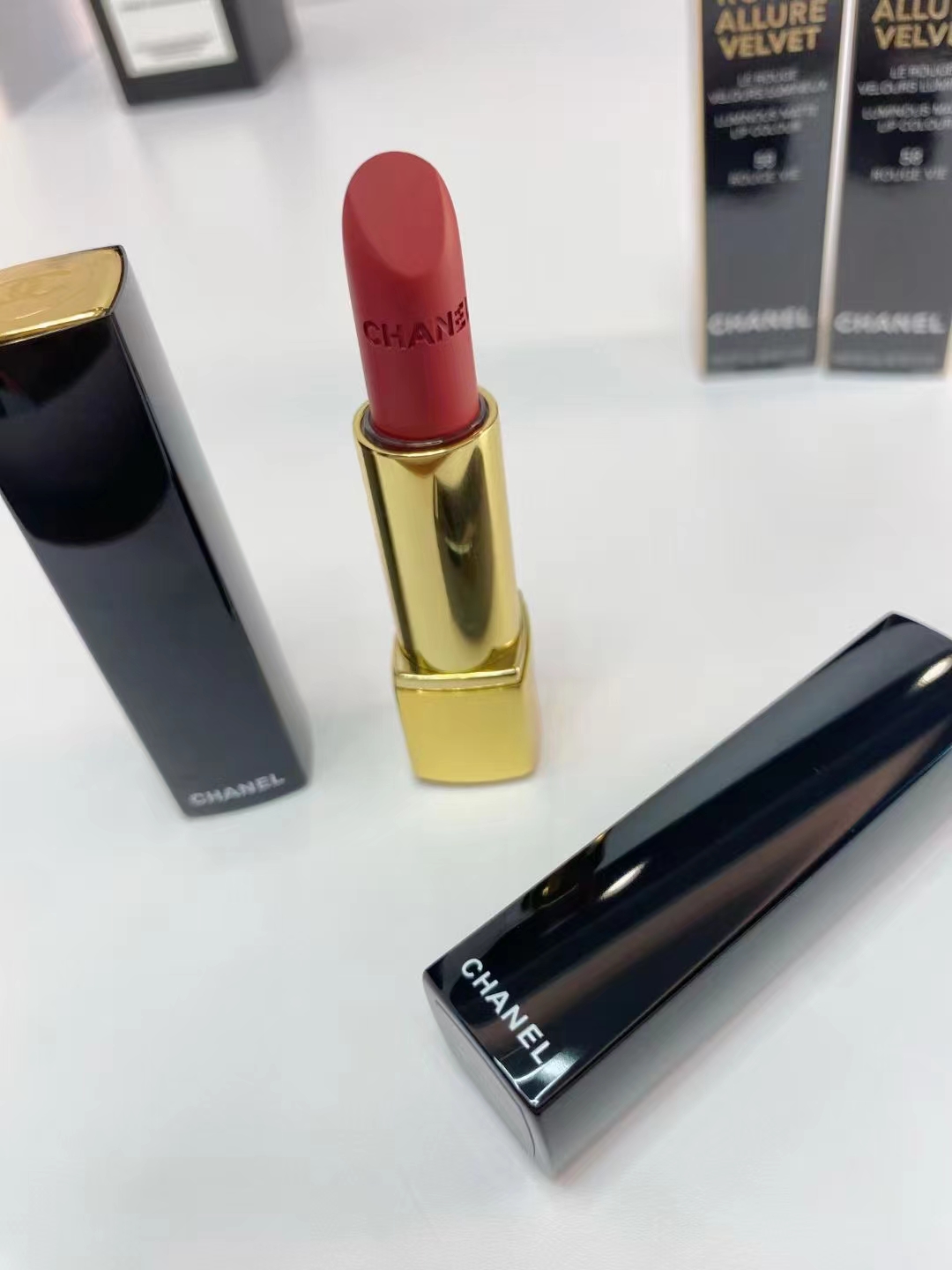 62。香奈儿按压口红3.5g
🔜 一比一质量❗️1⃣6️⃣色：51#，54#，56#，57#，58#，61#，62#，63#，69#，77#，78#，176#，196#，209#，211#，212#。
【私模出货】香奈儿按压口红3.5g
色号：51+54+56+57+58+61+62+63+69+77+78+176+196+209+211+212