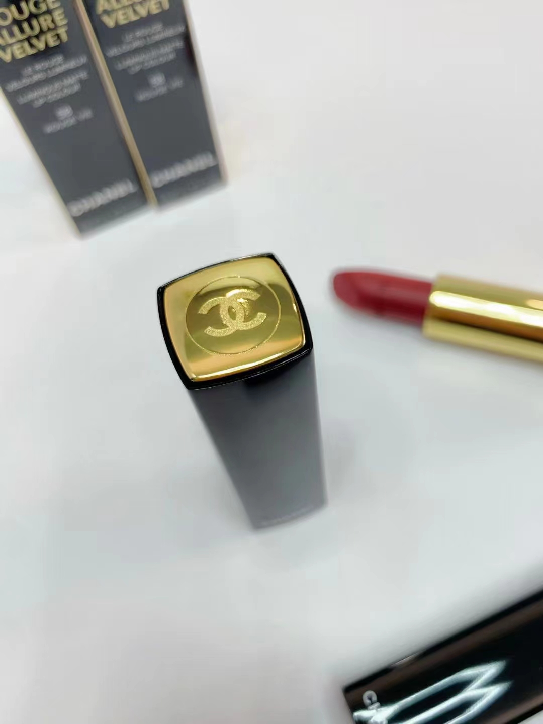 62。香奈儿按压口红3.5g
🔜 一比一质量❗️1⃣6️⃣色：51#，54#，56#，57#，58#，61#，62#，63#，69#，77#，78#，176#，196#，209#，211#，212#。
【私模出货】香奈儿按压口红3.5g
色号：51+54+56+57+58+61+62+63+69+77+78+176+196+209+211+212