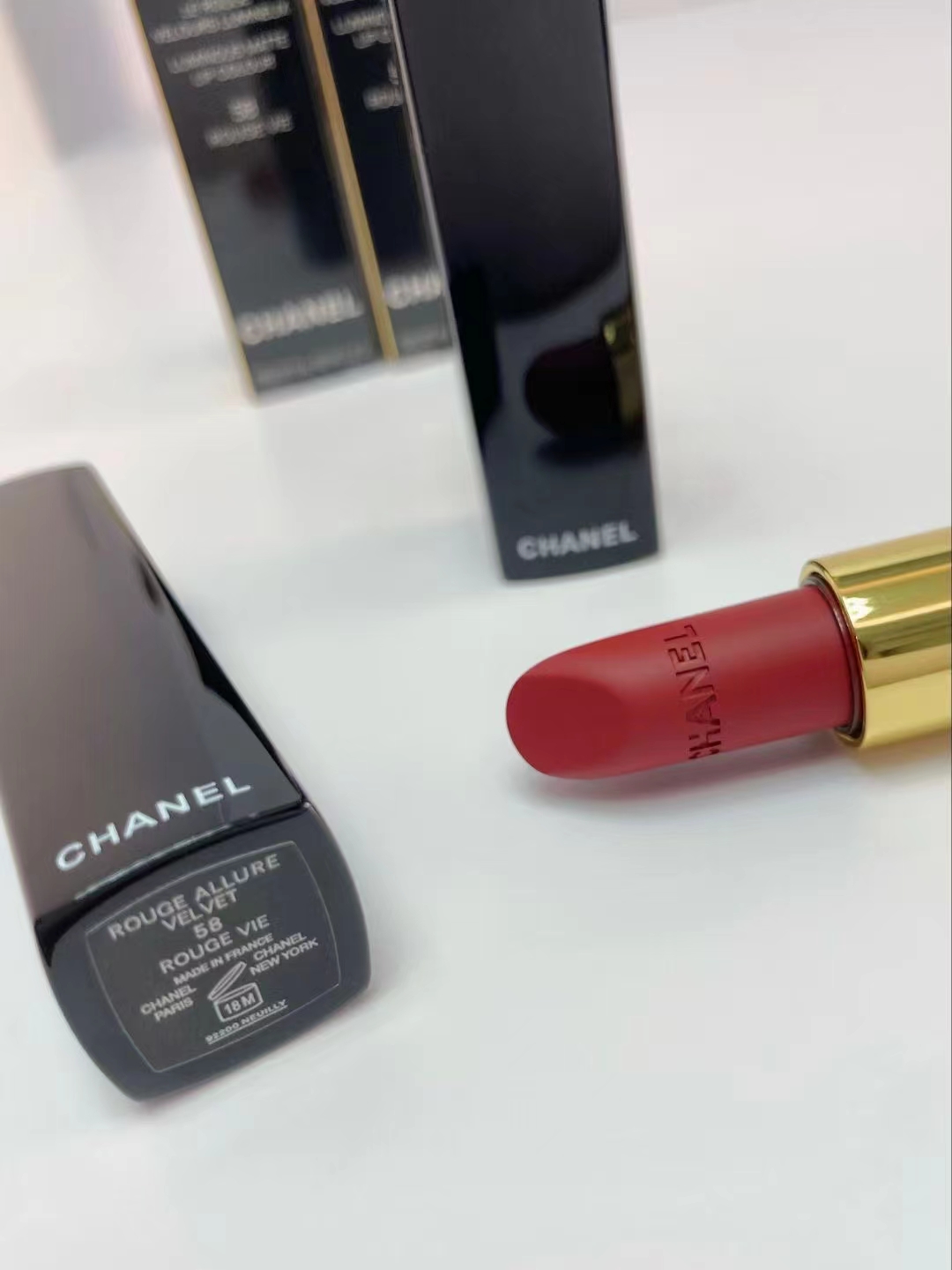 62。香奈儿按压口红3.5g
🔜 一比一质量❗️1⃣6️⃣色：51#，54#，56#，57#，58#，61#，62#，63#，69#，77#，78#，176#，196#，209#，211#，212#。
【私模出货】香奈儿按压口红3.5g
色号：51+54+56+57+58+61+62+63+69+77+78+176+196+209+211+212