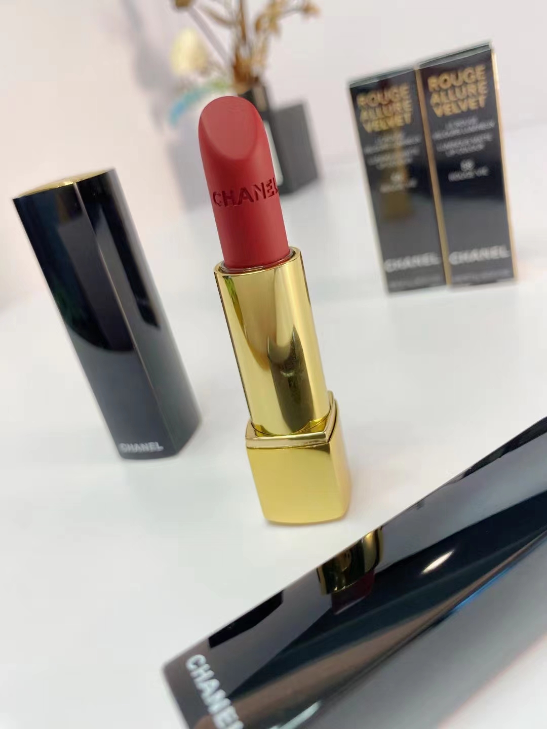 62。香奈儿按压口红3.5g
🔜 一比一质量❗️1⃣6️⃣色：51#，54#，56#，57#，58#，61#，62#，63#，69#，77#，78#，176#，196#，209#，211#，212#。
【私模出货】香奈儿按压口红3.5g
色号：51+54+56+57+58+61+62+63+69+77+78+176+196+209+211+212