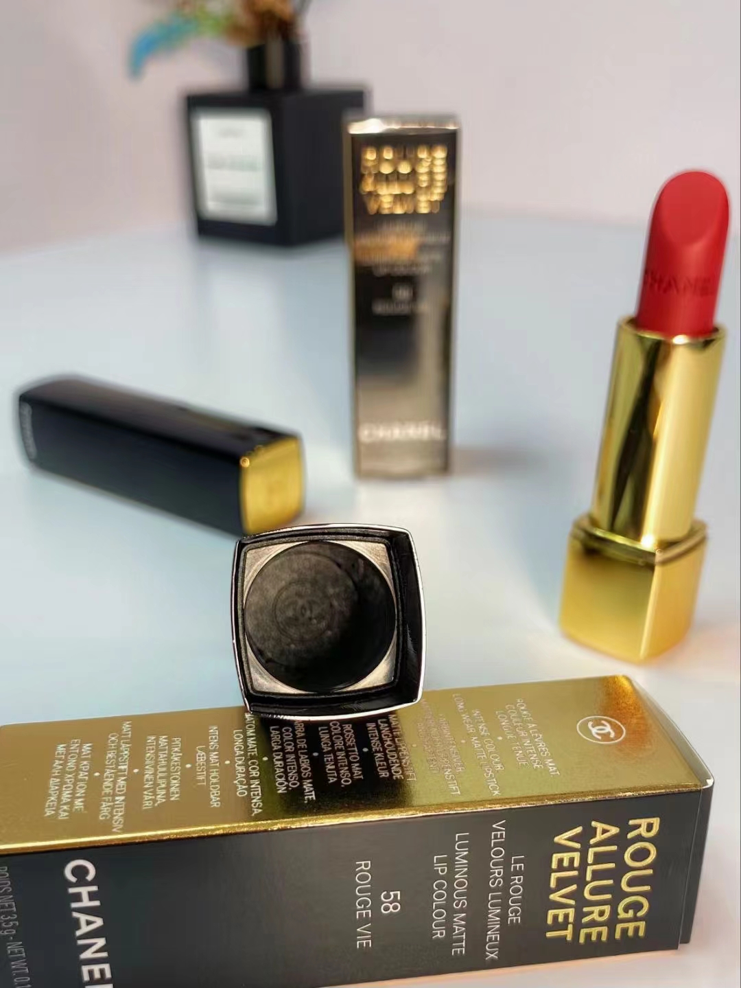 62。香奈儿按压口红3.5g
🔜 一比一质量❗️1⃣6️⃣色：51#，54#，56#，57#，58#，61#，62#，63#，69#，77#，78#，176#，196#，209#，211#，212#。
【私模出货】香奈儿按压口红3.5g
色号：51+54+56+57+58+61+62+63+69+77+78+176+196+209+211+212