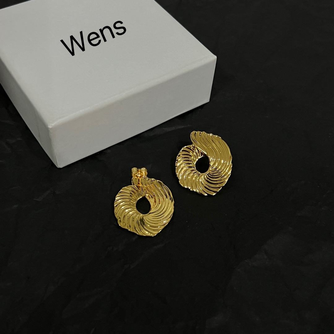 【】Wens  耳钉  爆款新品 精致耐看 华丽登场，整体细节非常令人惊喜，典雅而时尚，突显法式高雅气息
