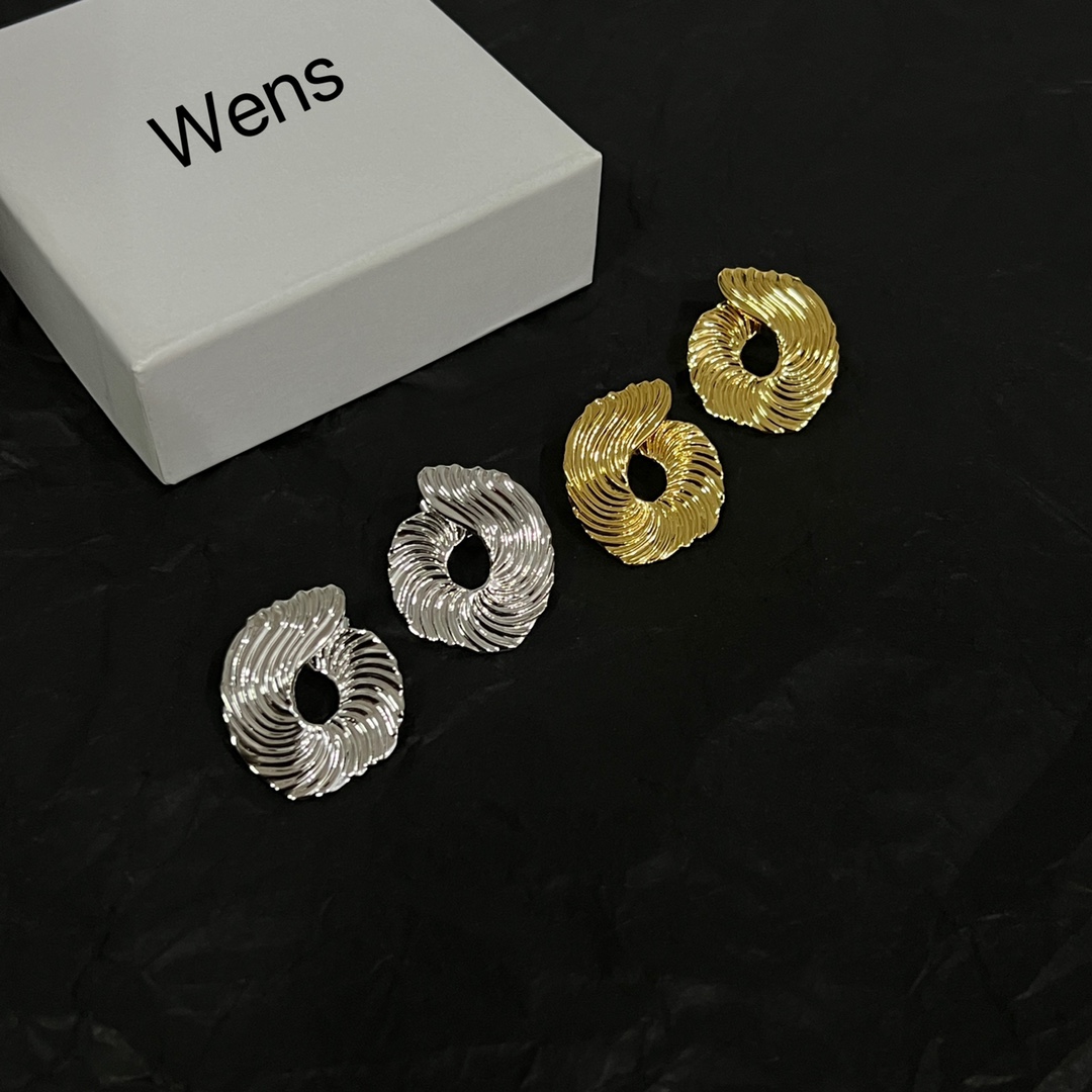 【】Wens  耳钉  爆款新品 精致耐看 华丽登场，整体细节非常令人惊喜，典雅而时尚，突显法式高雅气息