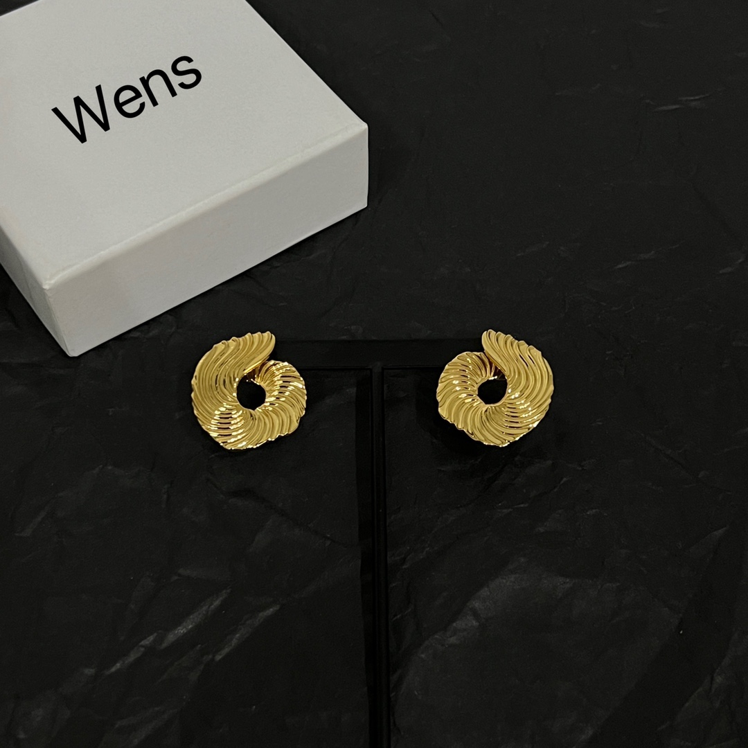【】Wens  耳钉  爆款新品 精致耐看 华丽登场，整体细节非常令人惊喜，典雅而时尚，突显法式高雅气息