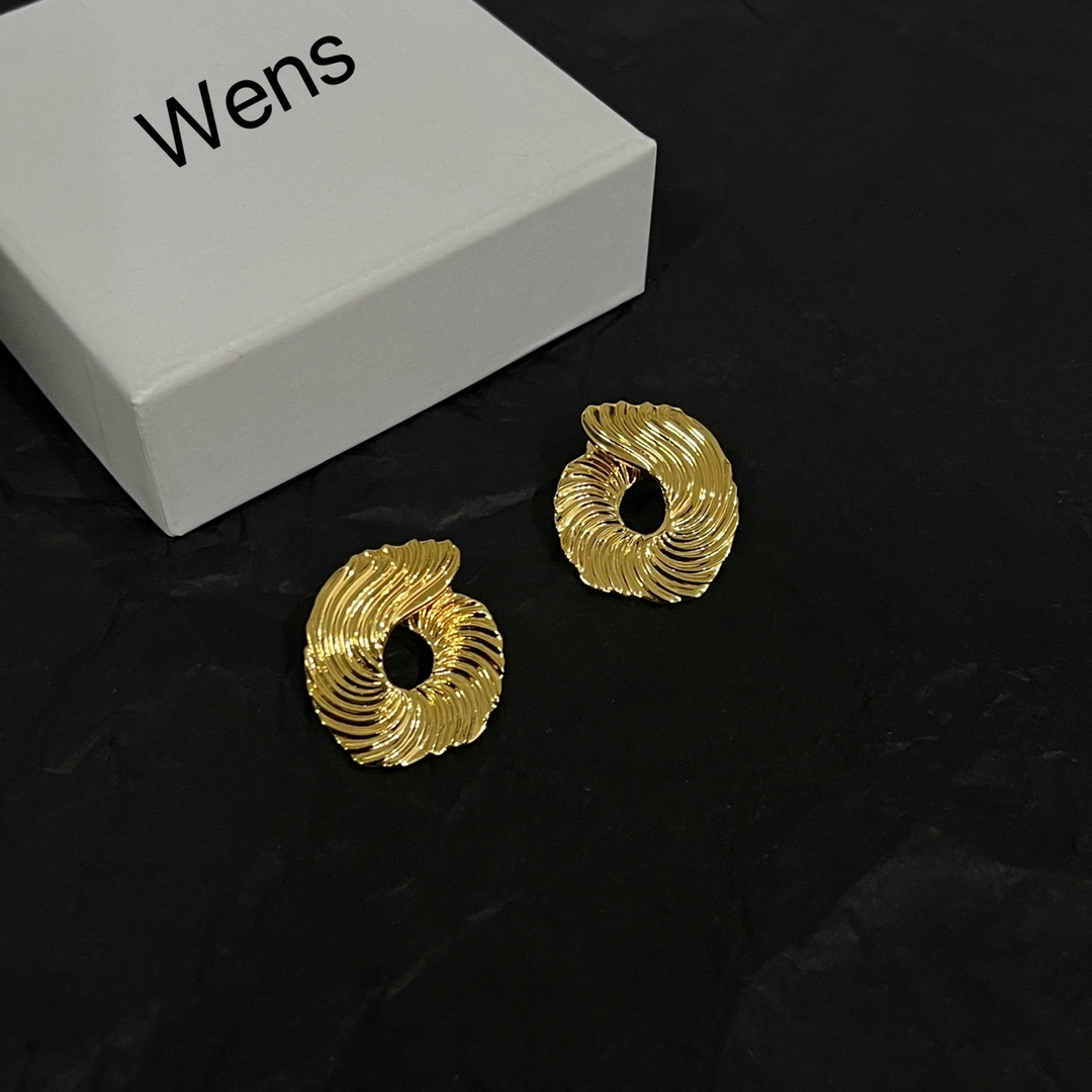 【】Wens  耳钉  爆款新品 精致耐看 华丽登场，整体细节非常令人惊喜，典雅而时尚，突显法式高雅气息
