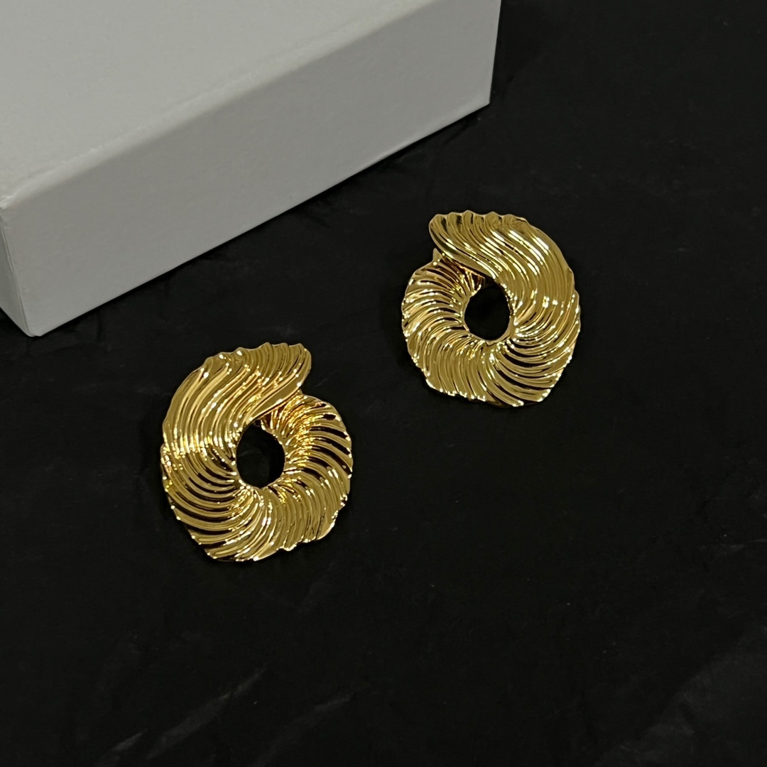【】Wens  耳钉  爆款新品 精致耐看 华丽登场，整体细节非常令人惊喜，典雅而时尚，突显法式高雅气息