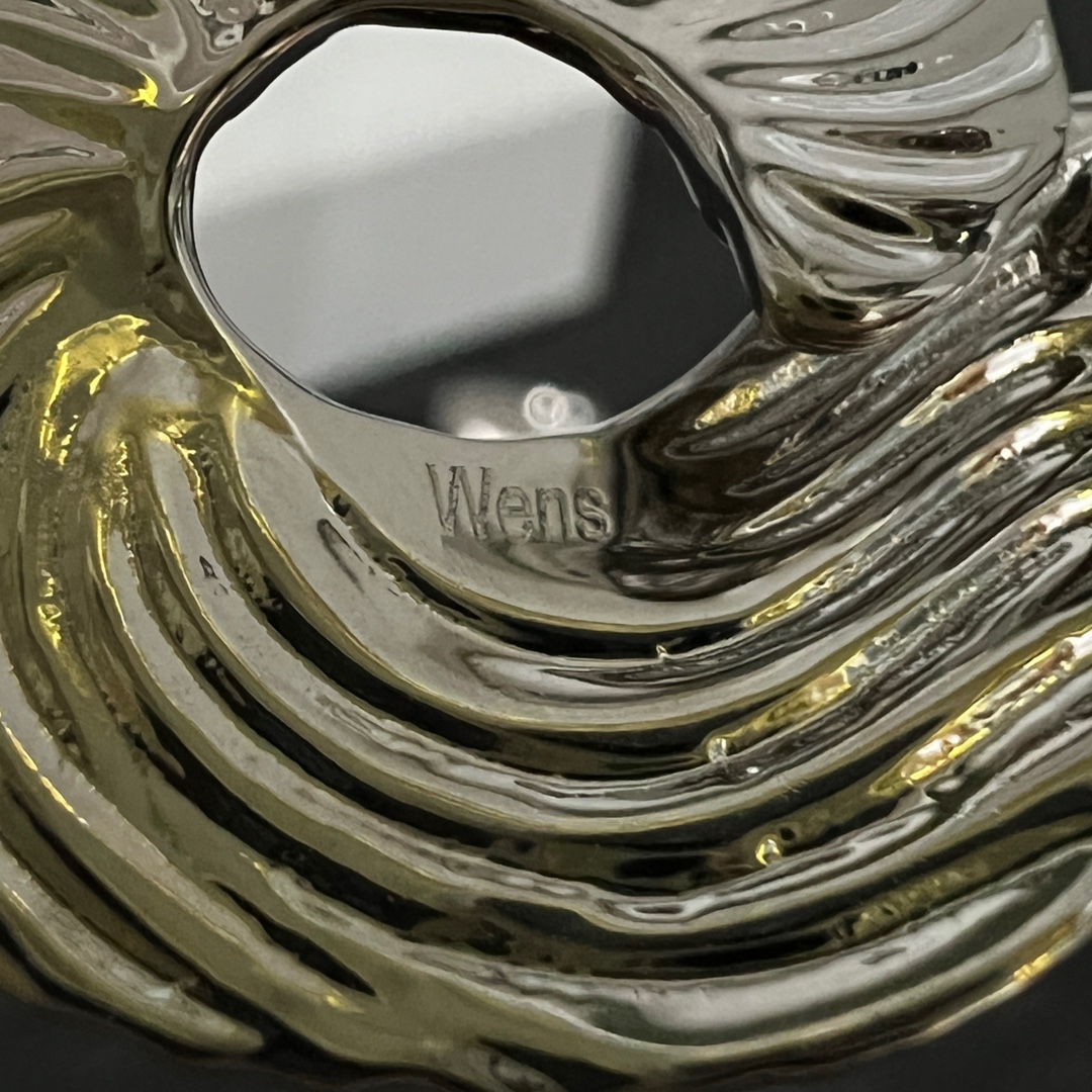 【】Wens  耳钉  爆款新品 精致耐看 华丽登场，整体细节非常令人惊喜，典雅而时尚，突显法式高雅气息