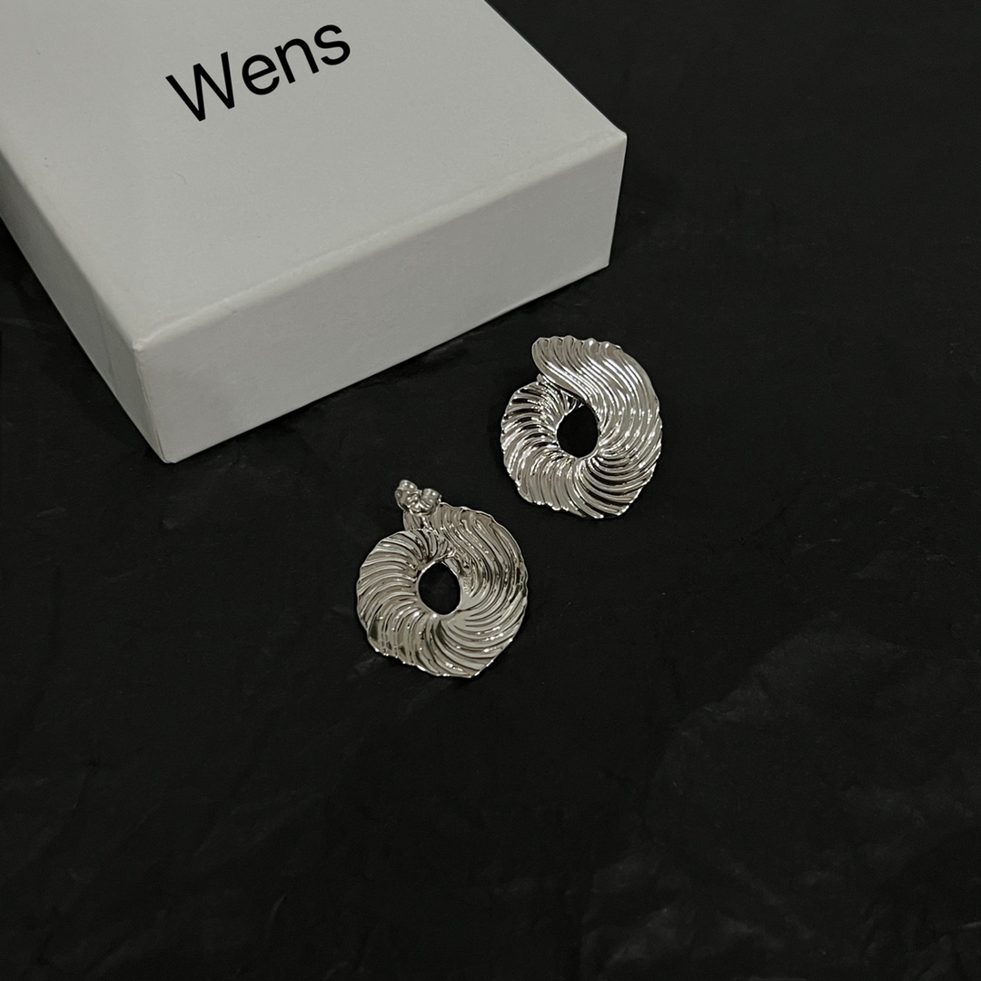 【】Wens  耳钉  爆款新品 精致耐看 华丽登场，整体细节非常令人惊喜，典雅而时尚，突显法式高雅气息
