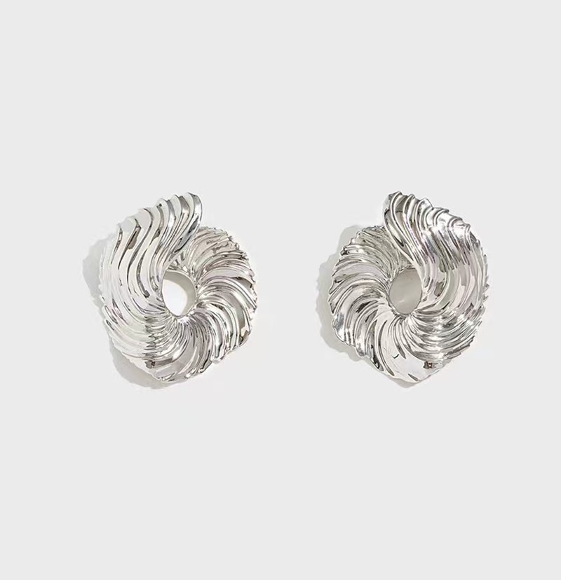 【】Wens  耳钉  爆款新品 精致耐看 华丽登场，整体细节非常令人惊喜，典雅而时尚，突显法式高雅气息