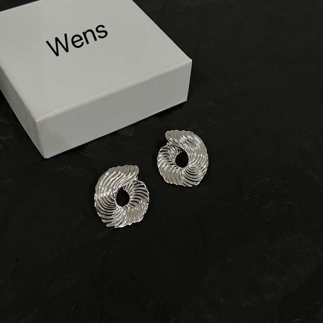 【】Wens  耳钉  爆款新品 精致耐看 华丽登场，整体细节非常令人惊喜，典雅而时尚，突显法式高雅气息