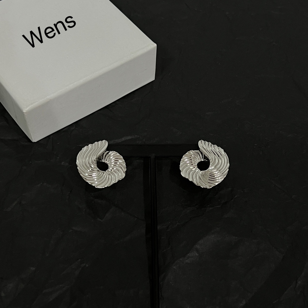 【】Wens  耳钉  爆款新品 精致耐看 华丽登场，整体细节非常令人惊喜，典雅而时尚，突显法式高雅气息